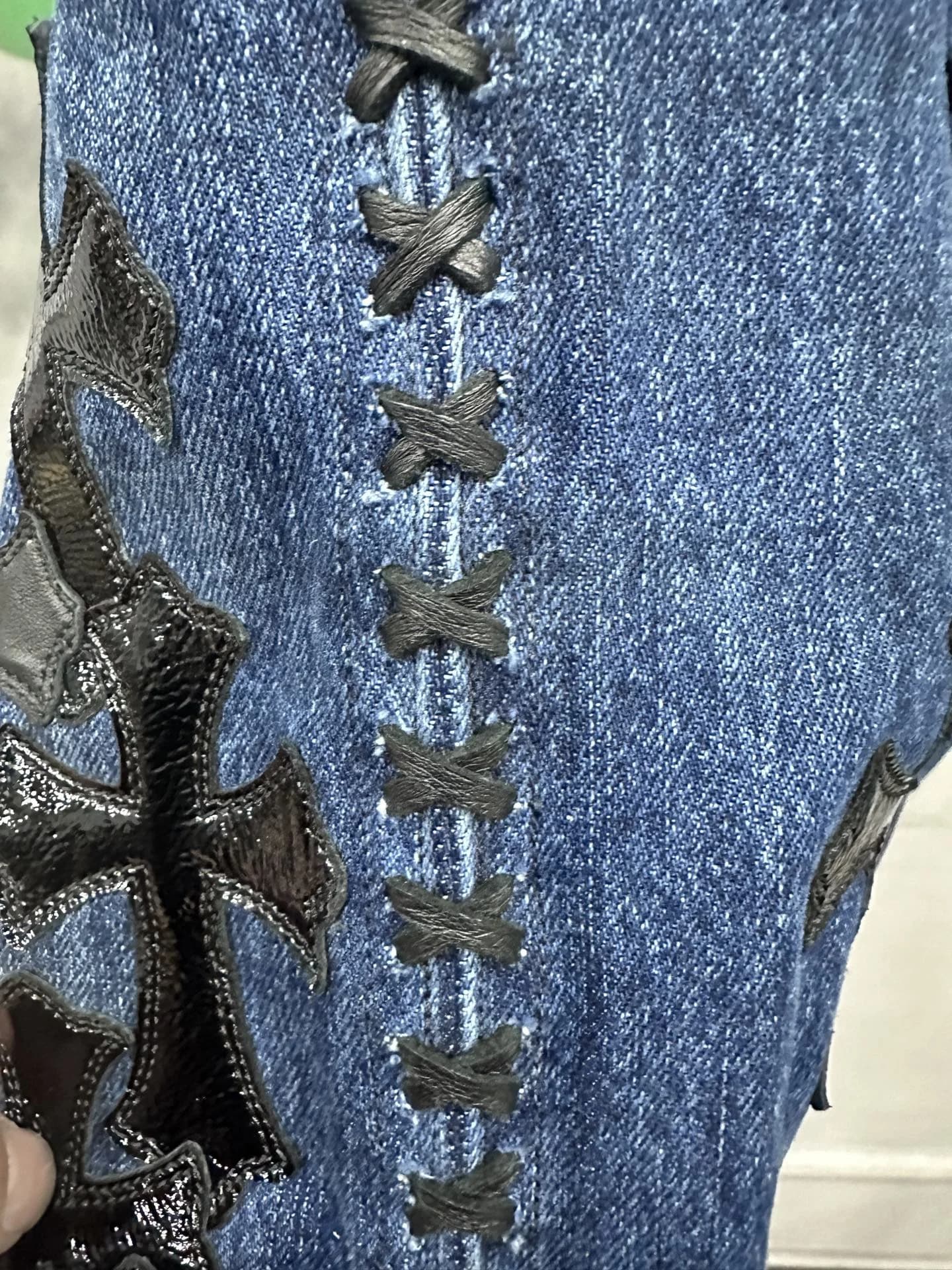 Боковой шов джинсов Chrome Hearts со шнуровкой и кожаными патчами