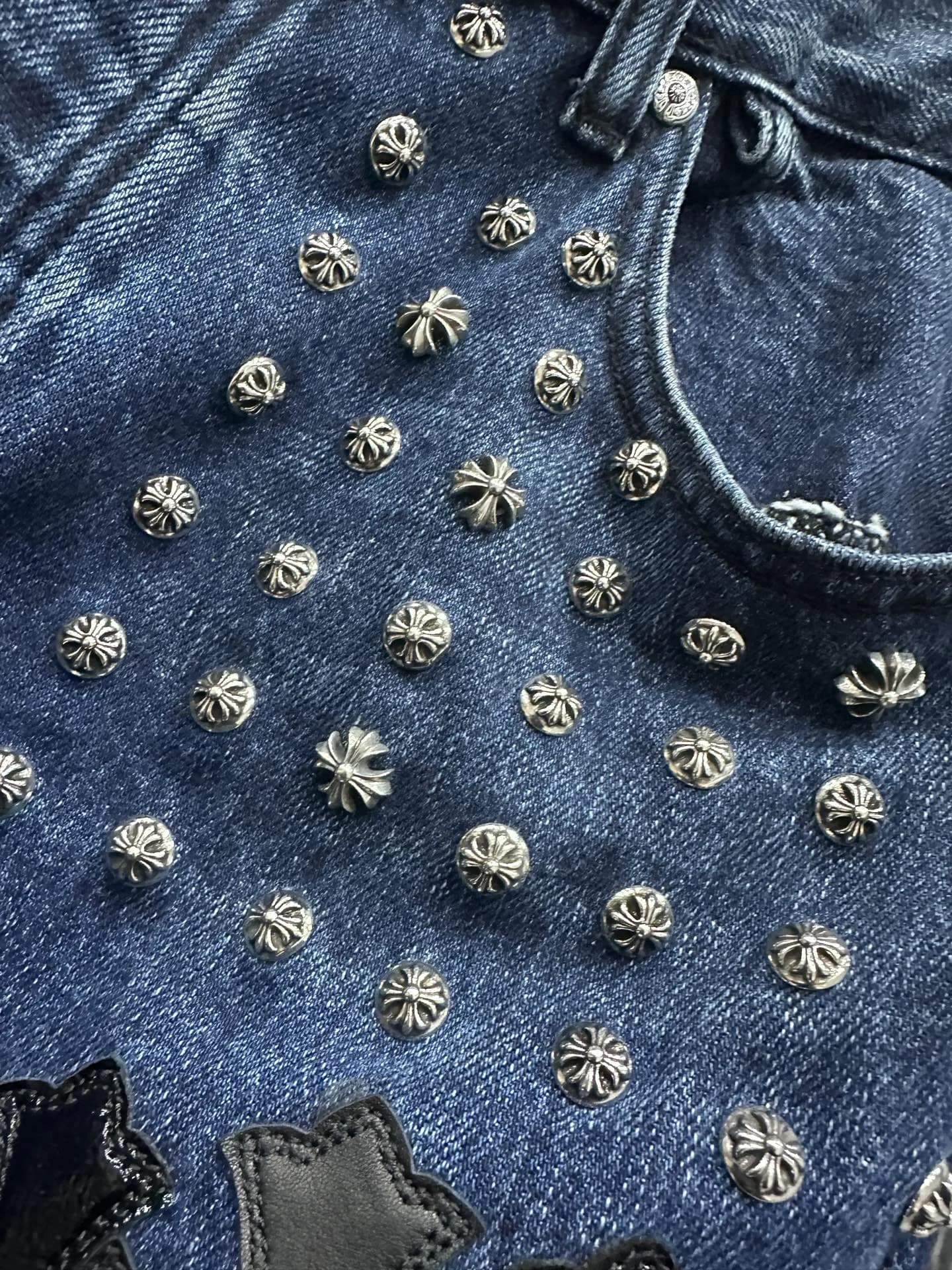 Деталь переднего кармана джинсов Chrome Hearts с металлическими заклепками