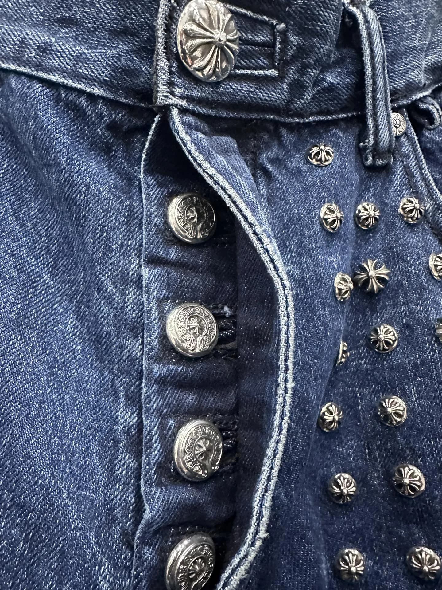 Застежка на пуговицах джинсов Chrome Hearts