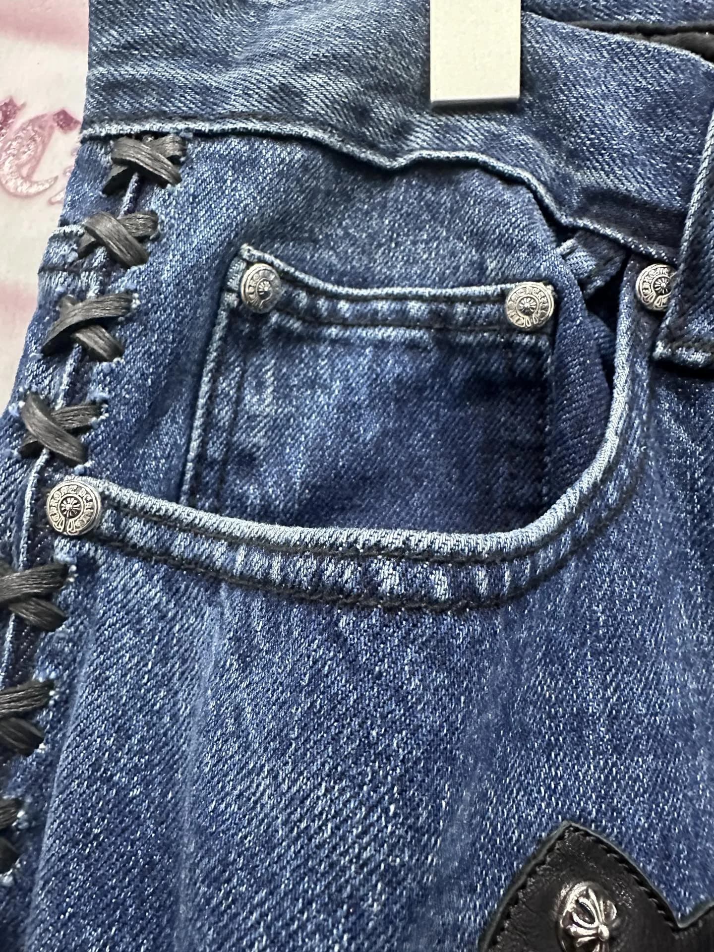 Деталь кармана джинсов Chrome Hearts со шнуровкой по бокам