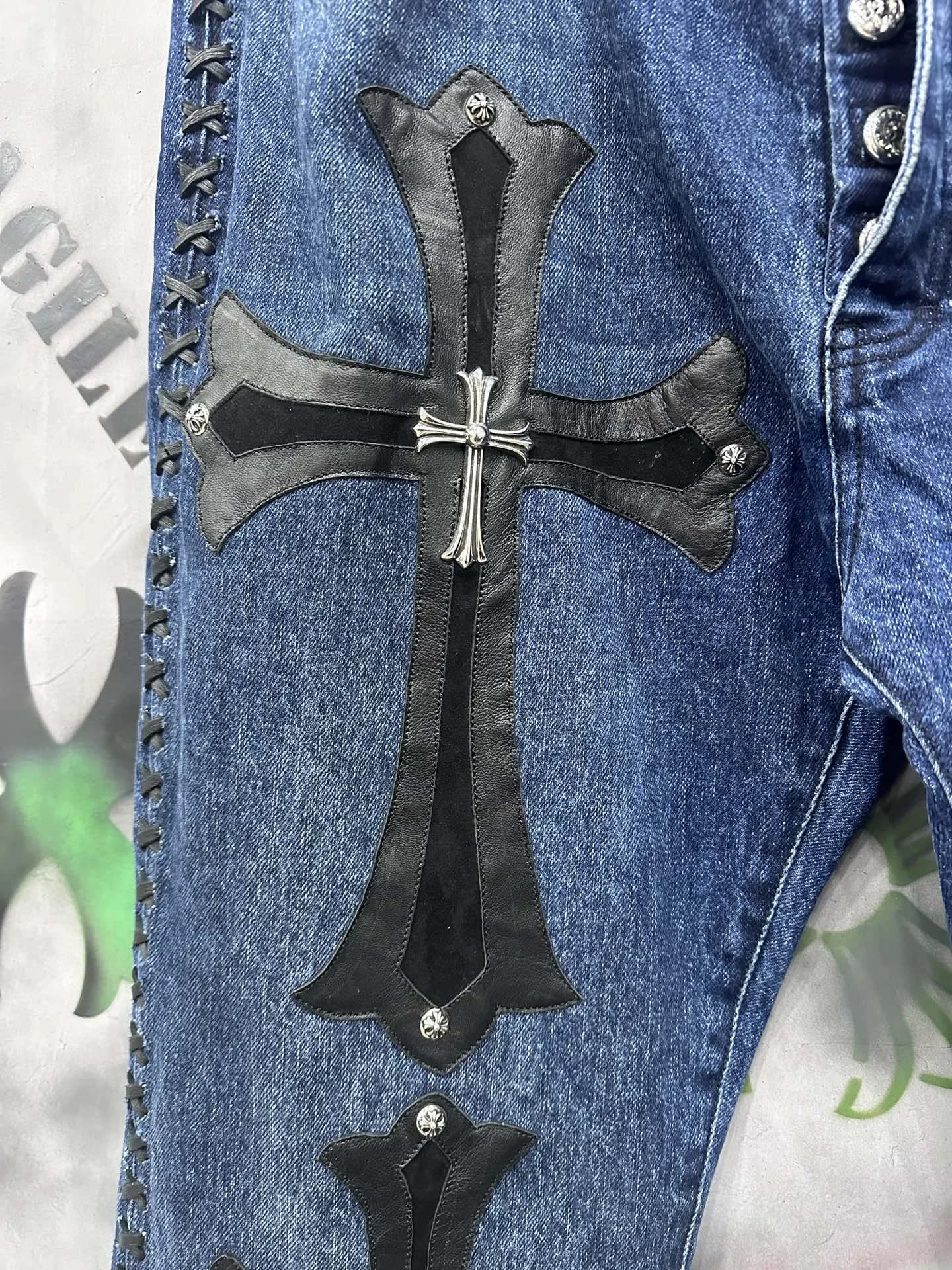 Кожаный патч в виде креста с серебряной деталью на джинсах Chrome Hearts