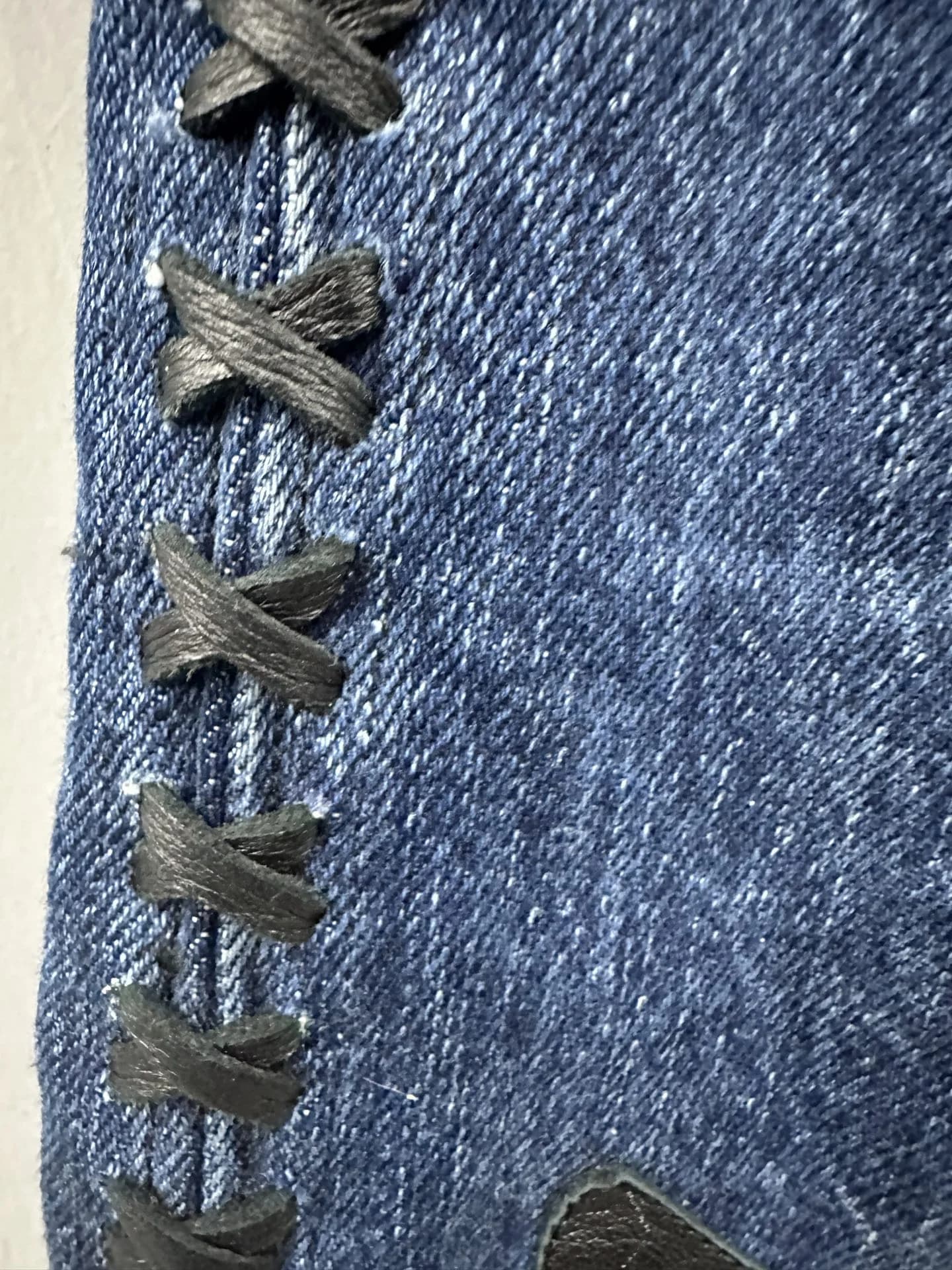 Кожаная шнуровка на боковом шве джинсов Chrome Hearts