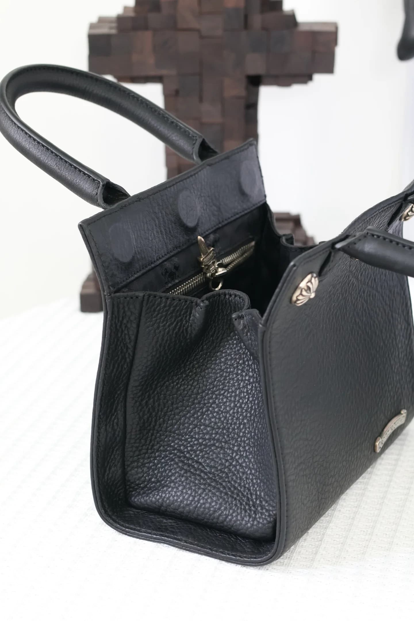 Сумка Chrome Hearts с открытым основным отделением, вид сверху
