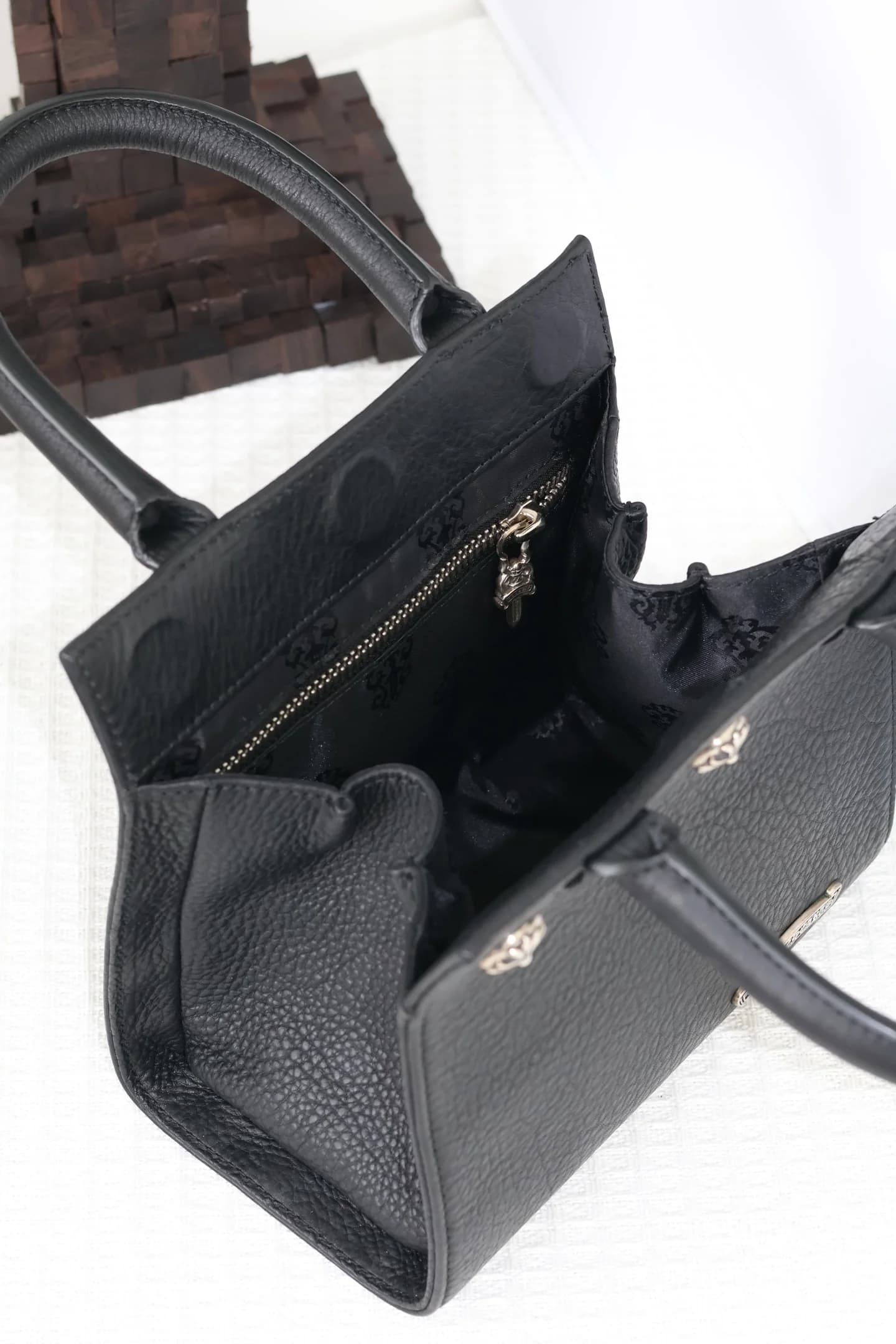 Внутреннее отделение сумки Chrome Hearts с фирменной жаккардовой подкладкой и карманом