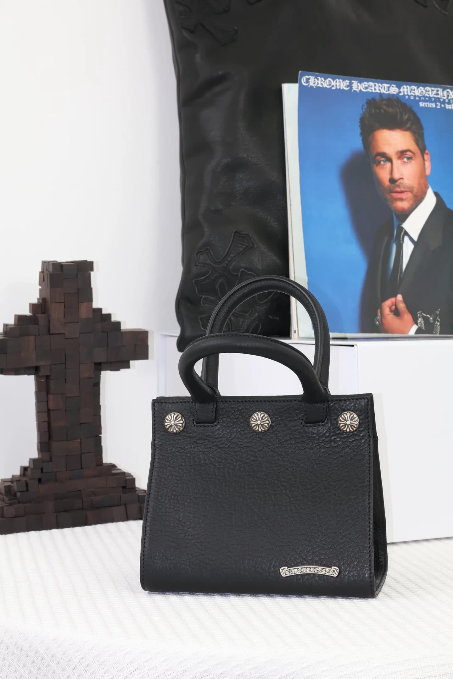 Сумка Chrome Hearts с серебряной плашкой с логотипом, фронтальный вид