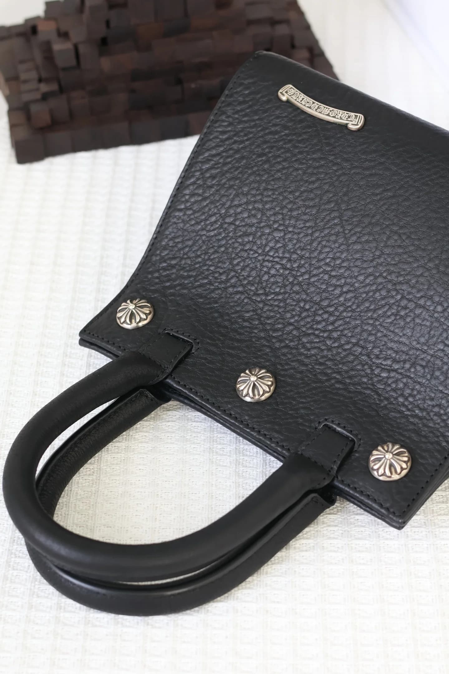 Верхняя часть сумки Chrome Hearts с ручками и серебряными деталями