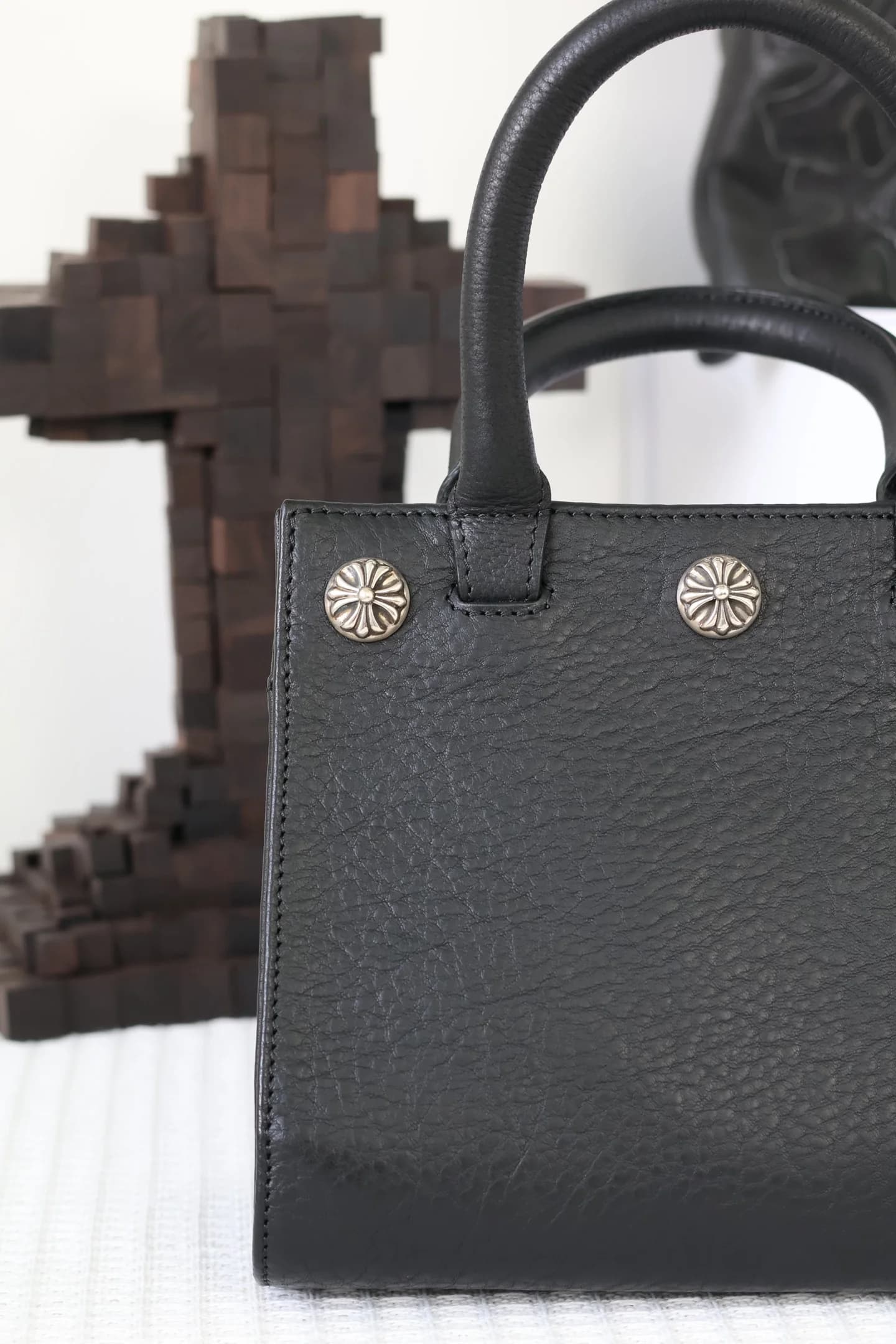 Крепление кожаных ручек сумки с серебряными заклепками Chrome Hearts