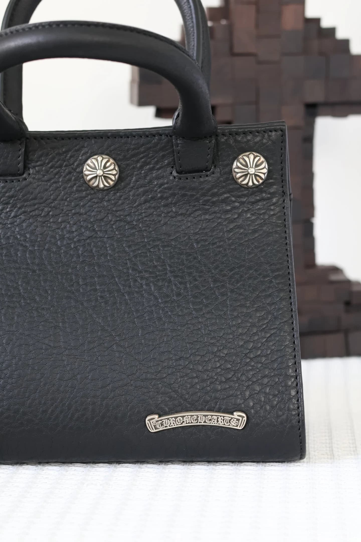 Фронтальная панель сумки с серебряной табличкой Chrome Hearts и заклепками