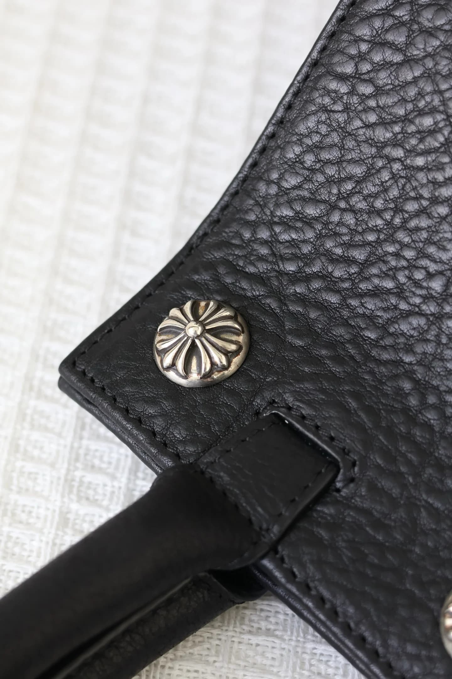Крупный план заклепки из серебра 925 пробы в виде креста Chrome Hearts