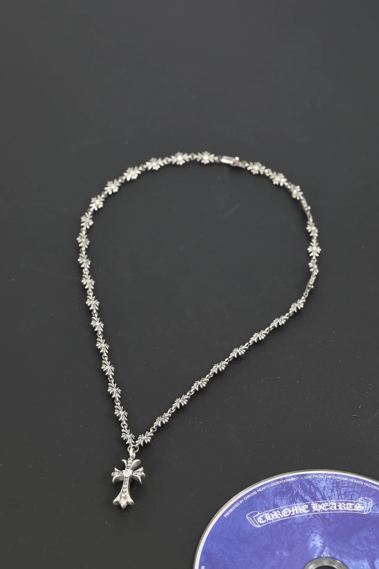 Серебряное колье Chrome Hearts с подвеской-крестом, общий вид