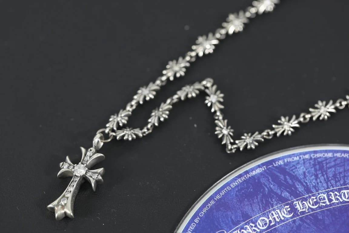 Подвеска в виде креста с бриллиантами и цепочка Chrome Hearts