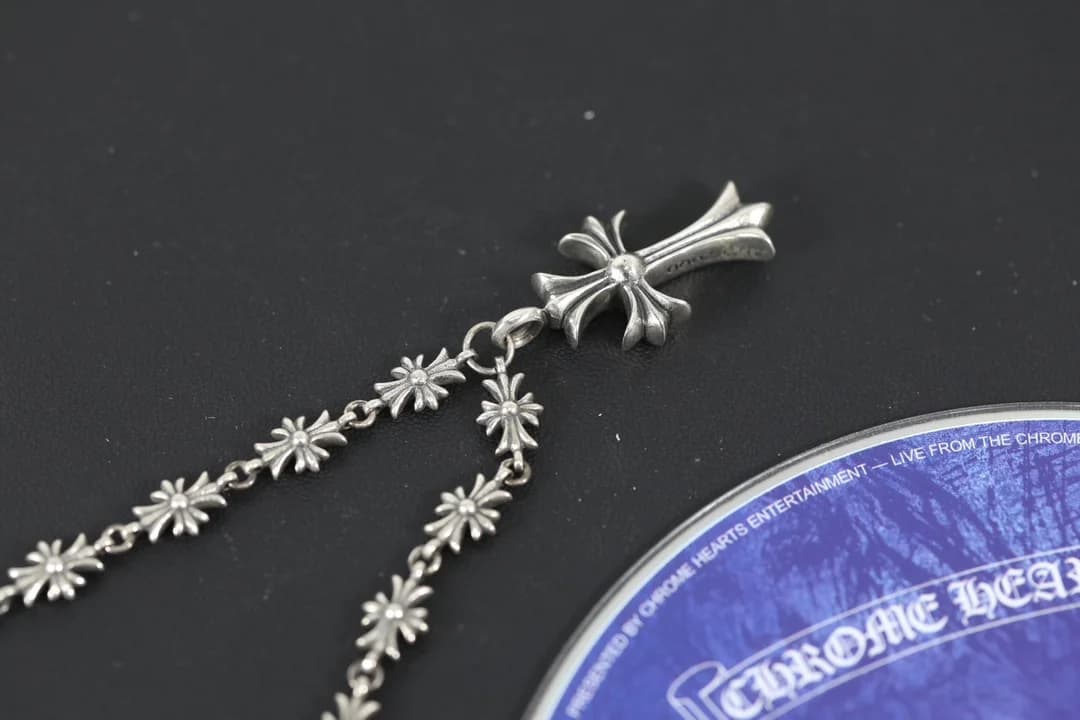 Обратная сторона серебряной подвески и звенья колье Chrome Hearts