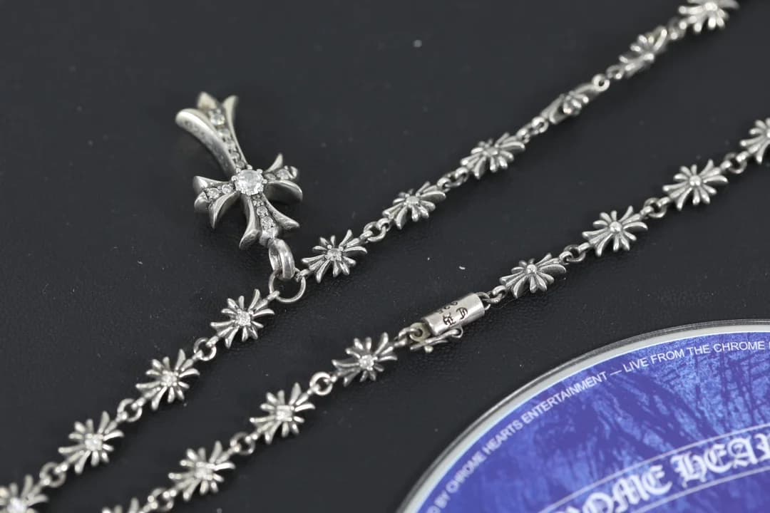 Замок и звенья цепочки Chrome Hearts с подвеской