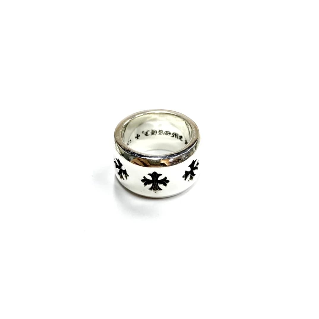 Серебряное кольцо с крестами Chrome Hearts на белом фоне
