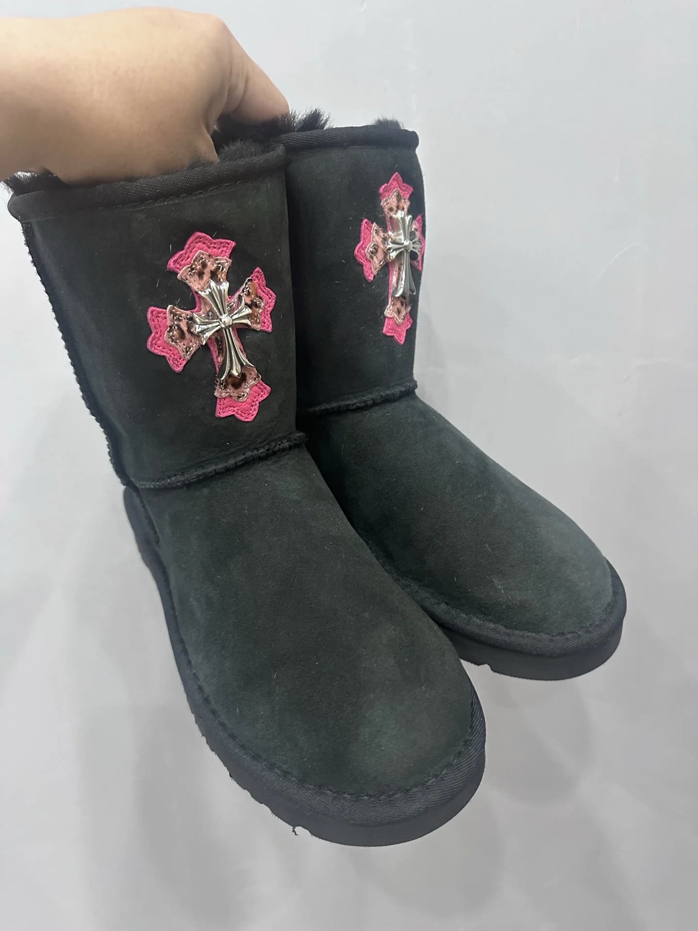 Черные замшевые сапоги-угги Chrome Hearts x UGG Classic с розовым крестом, вид спереди