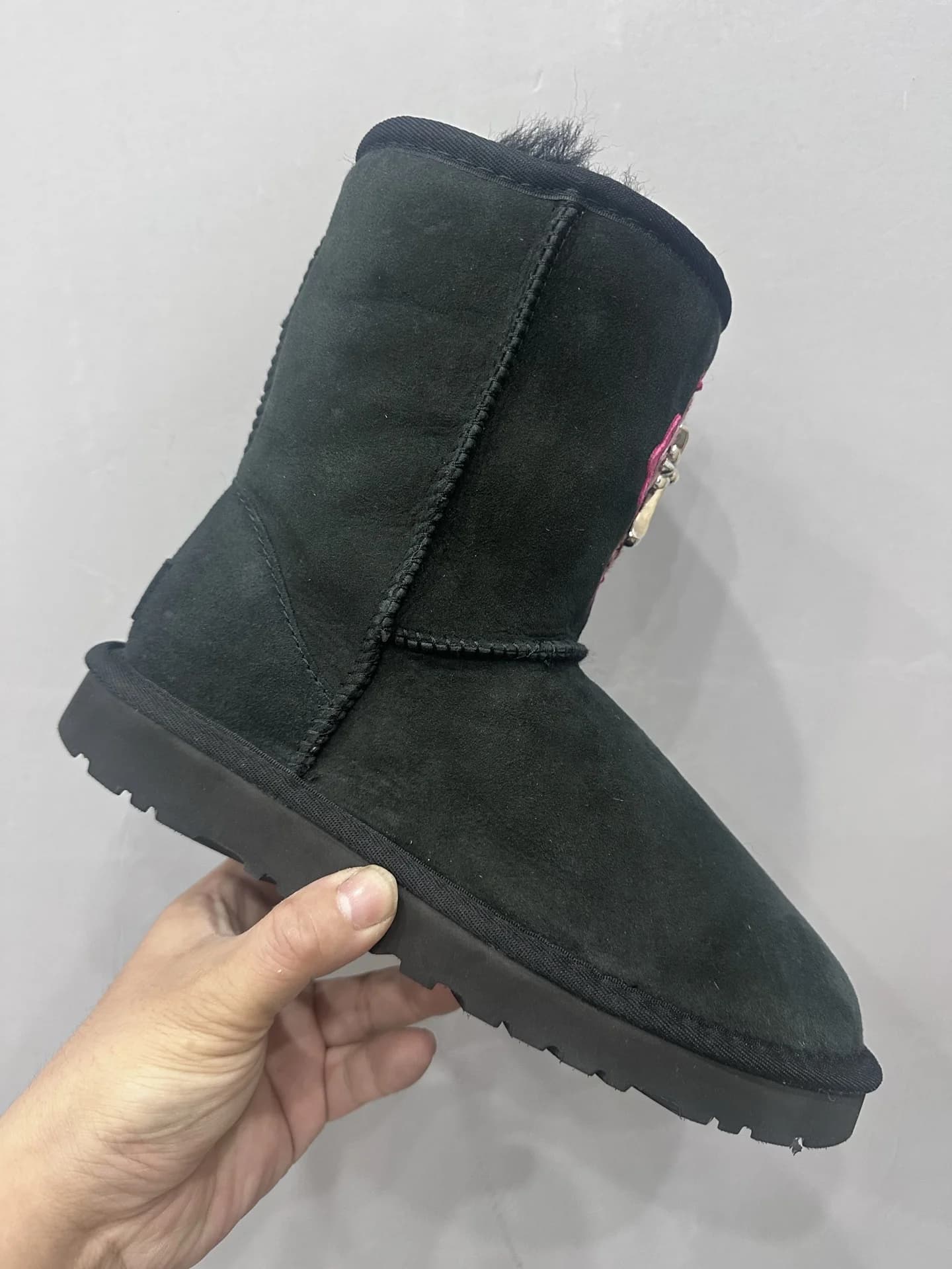 Черные замшевые сапоги-угги Chrome Hearts x UGG Classic, вид сбоку