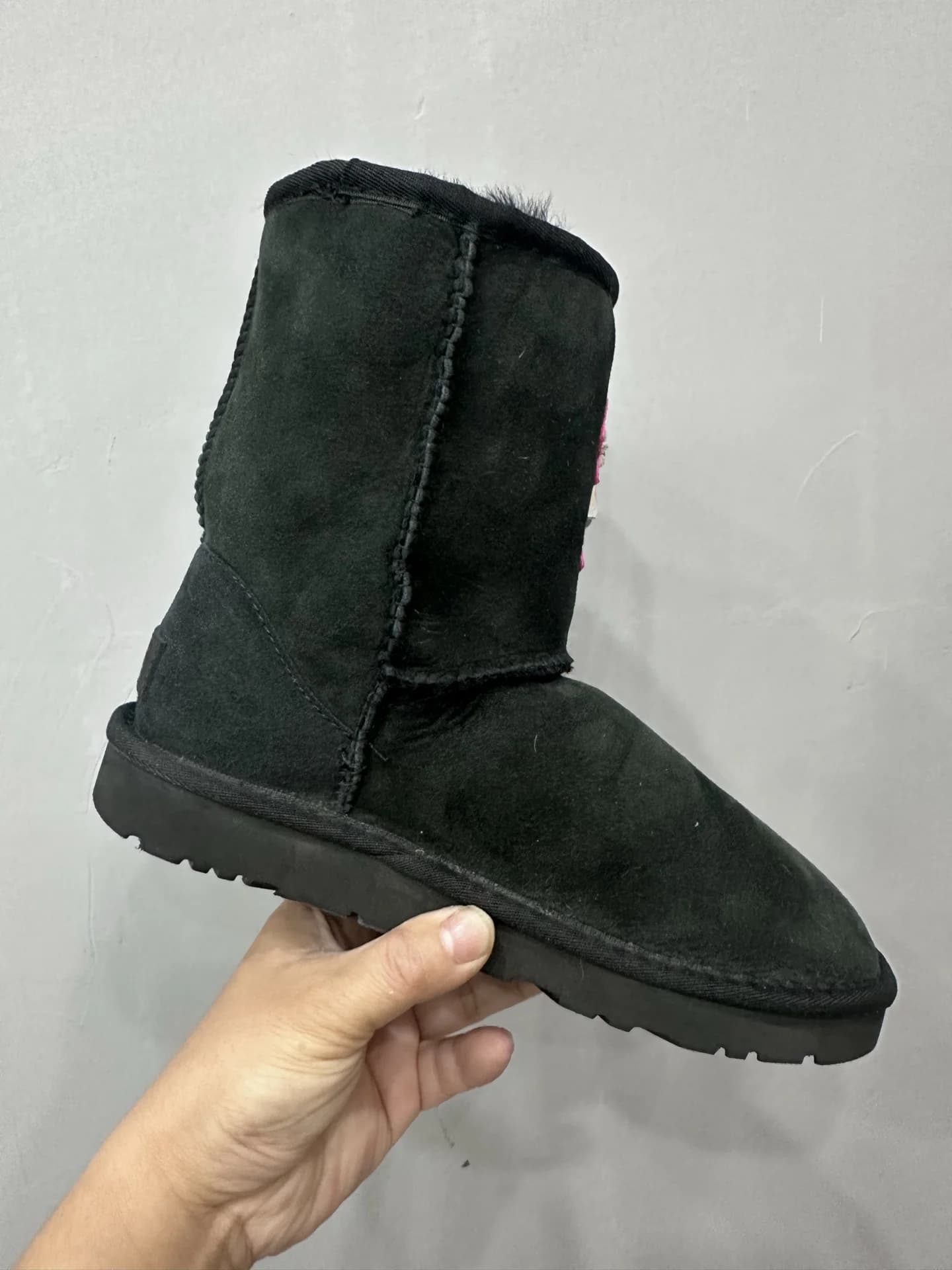 Черные замшевые сапоги-угги Chrome Hearts x UGG Classic, вид сбоку на подошву