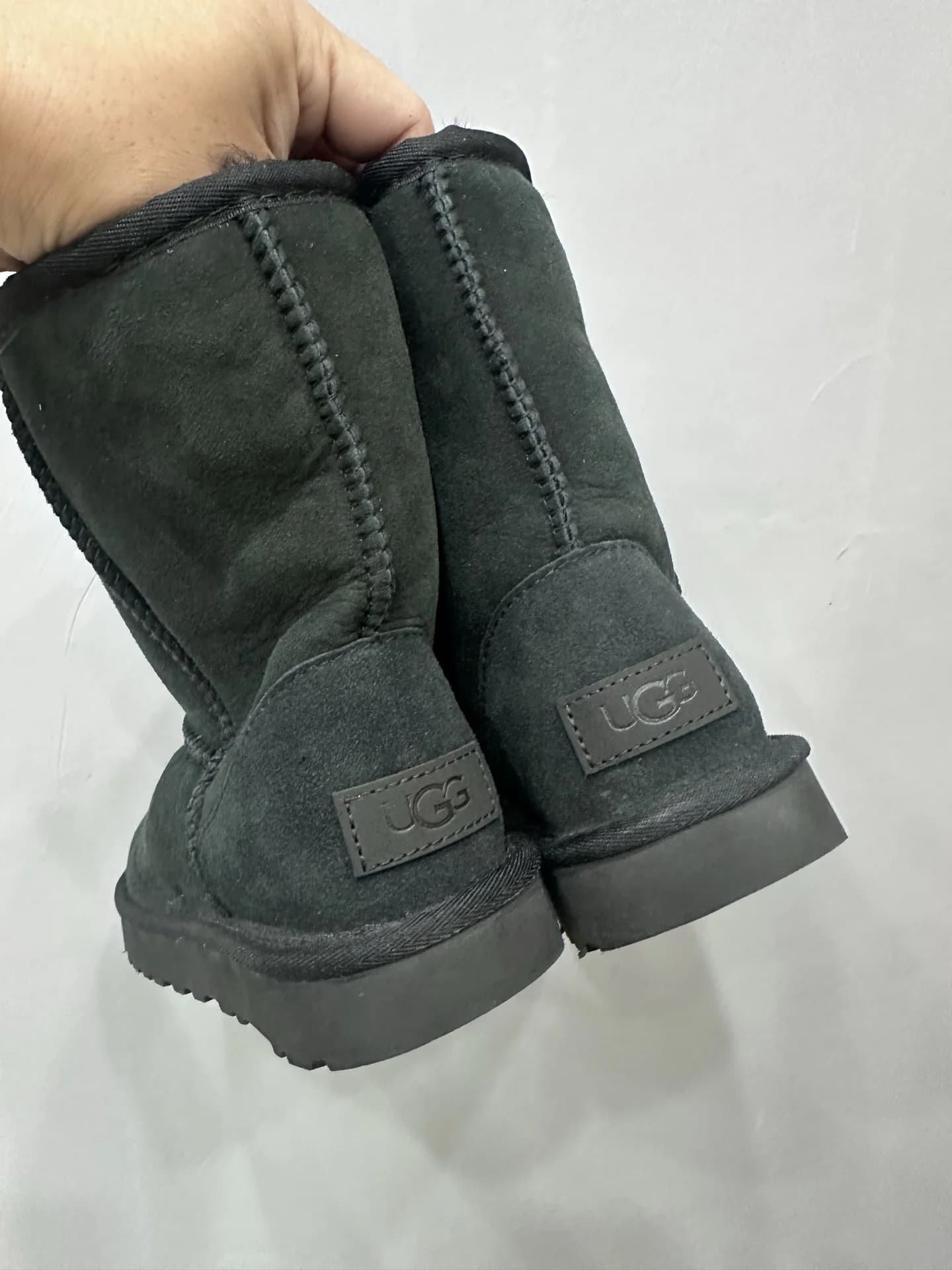 Черные замшевые сапоги-угги Chrome Hearts x UGG Classic, вид сзади на патч UGG