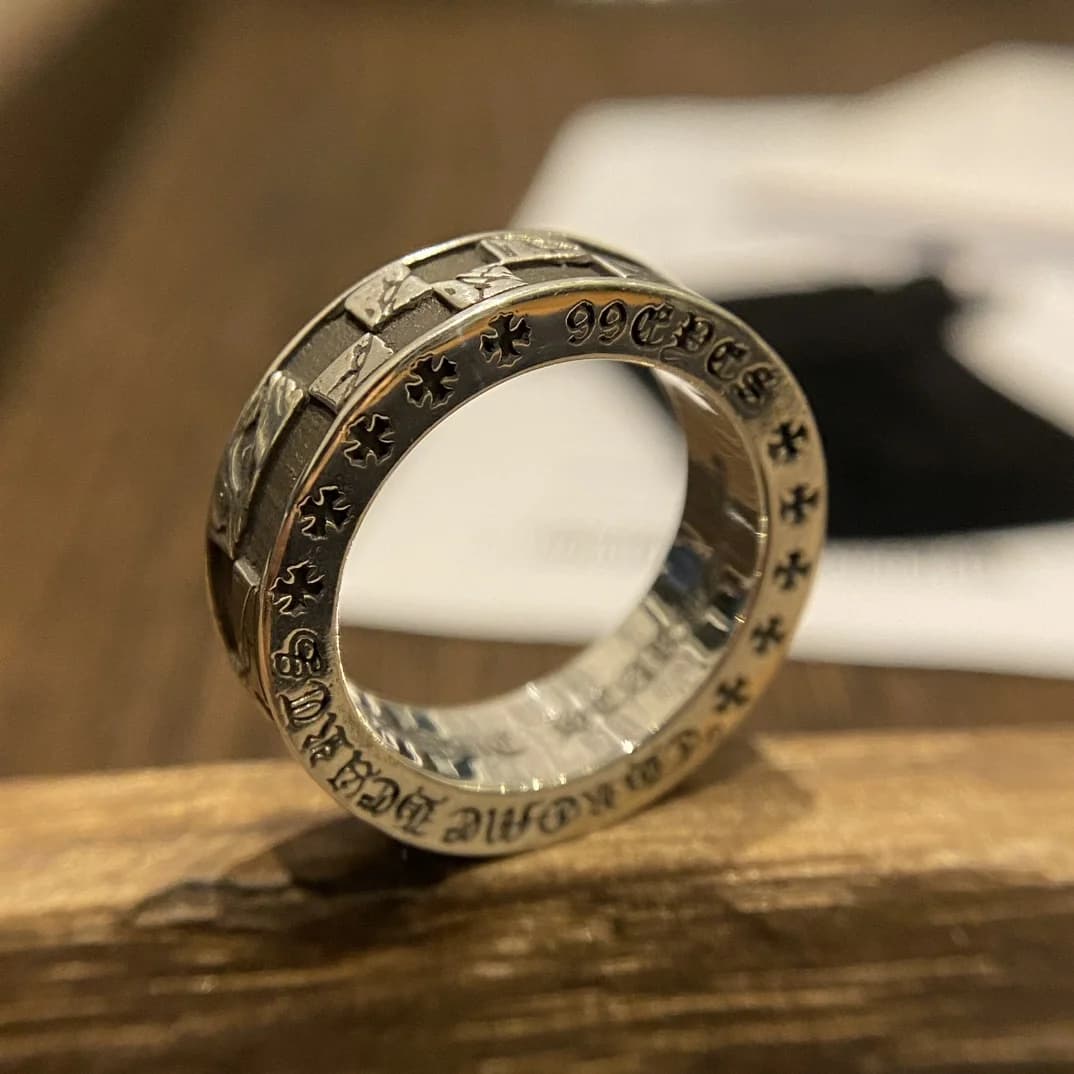 Торцевая сторона кольца Chrome Hearts с гравировкой крестов и надписью