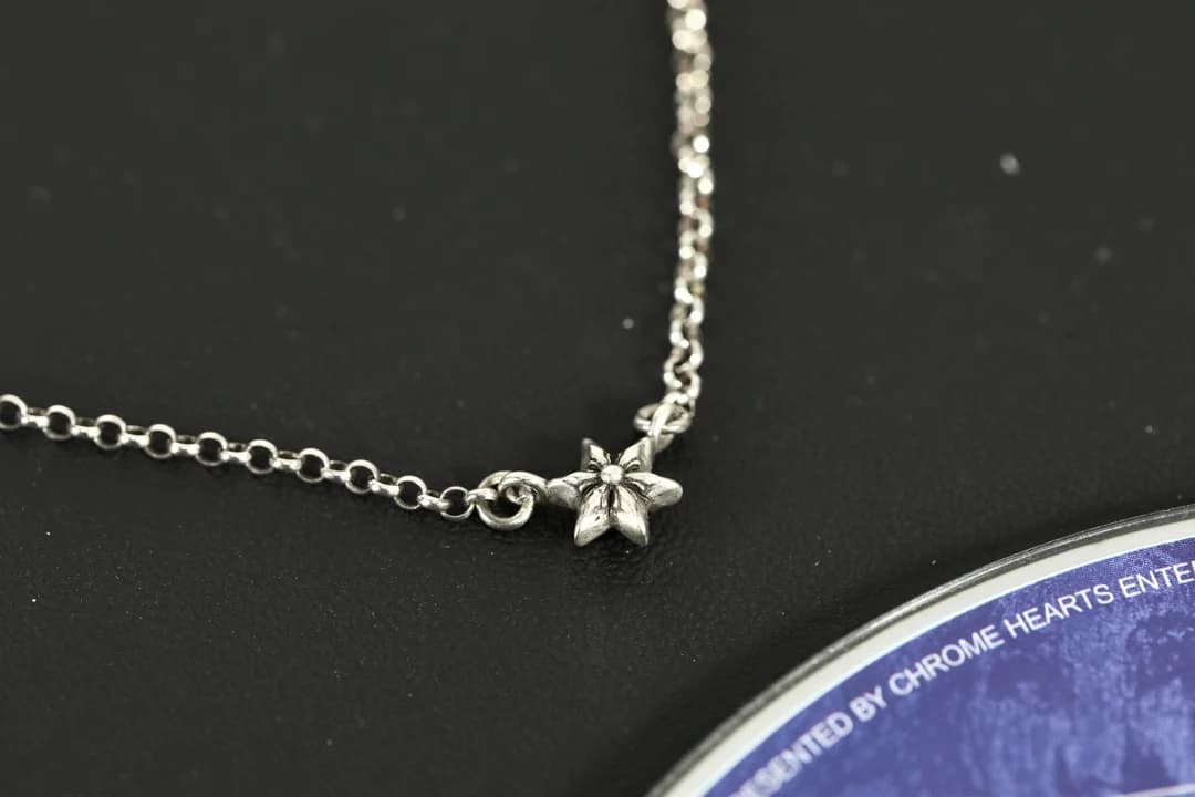 Крупный план подвески-звезды на серебряной цепочке Chrome Hearts