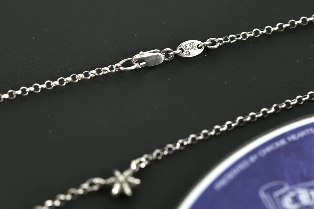 Застёжка-карабин с фирменным овальным шильдиком колье Chrome Hearts