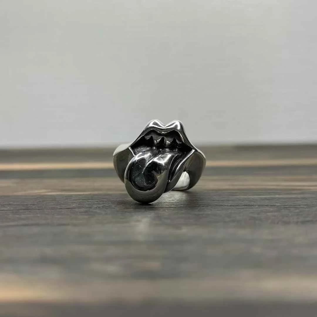 Серебряное кольцо Chrome Hearts Lips & Tongue спереди на деревянной поверхности