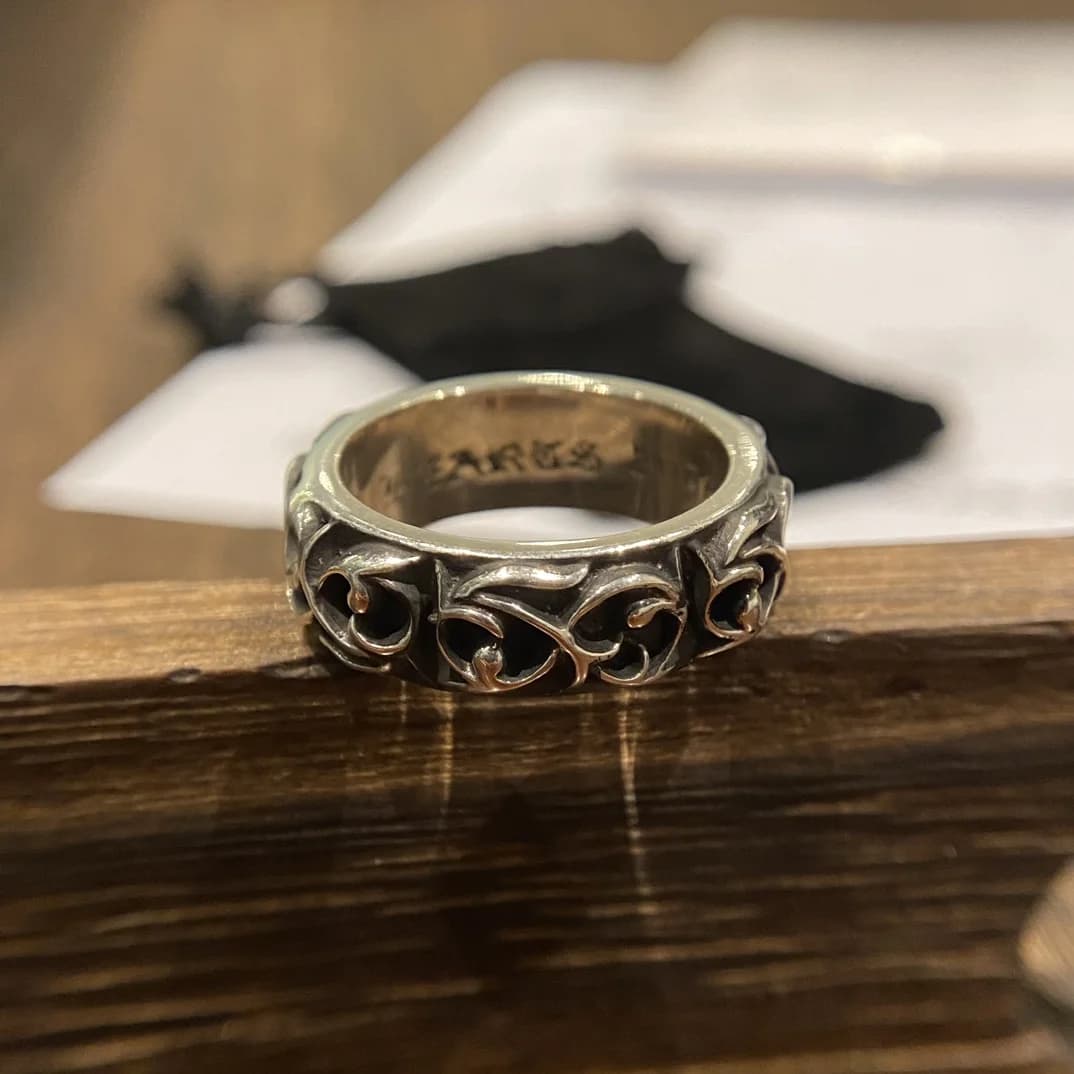 Серебряное кольцо Chrome Hearts Vine с резным орнаментом лозы на деревянной подставке