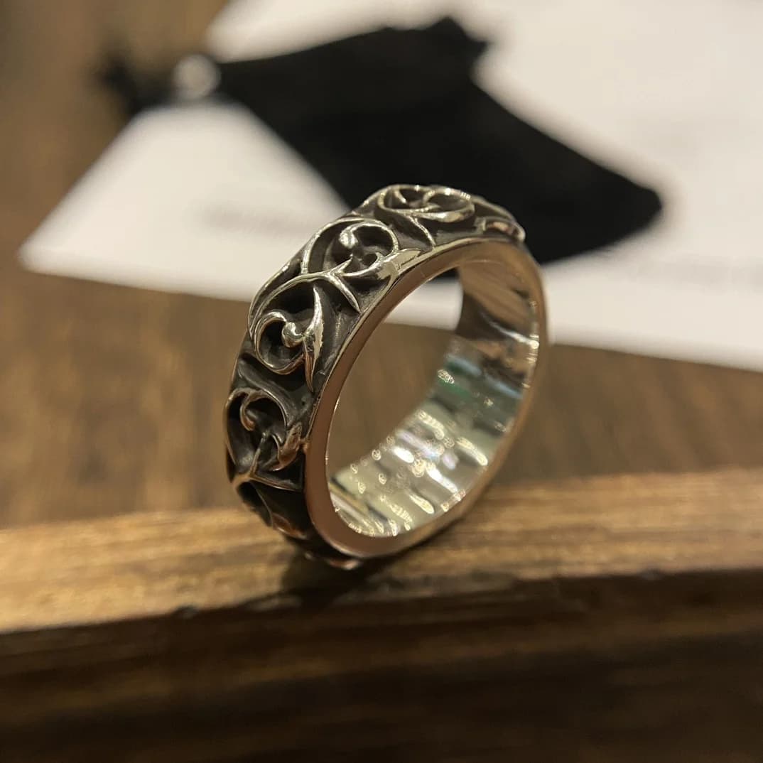 Кольцо Chrome Hearts Vine из серебра 925 пробы крупным планом сбоку