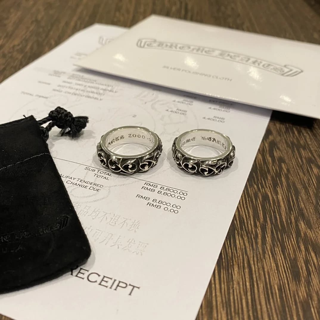 Два серебряных кольца Chrome Hearts Vine на фоне чека и фирменного пыльника