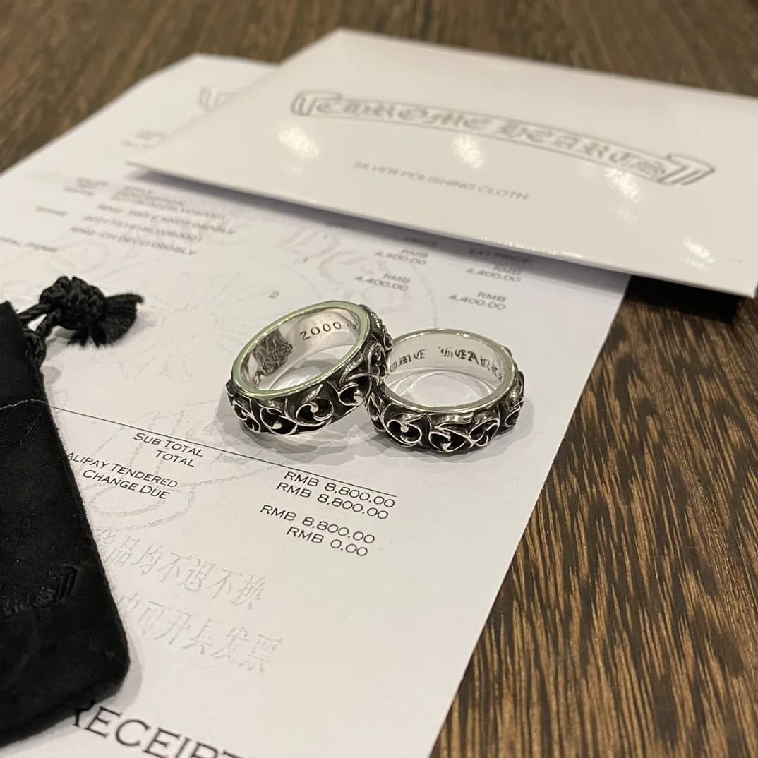 Пара колец Chrome Hearts Vine на документах бутика и чехле
