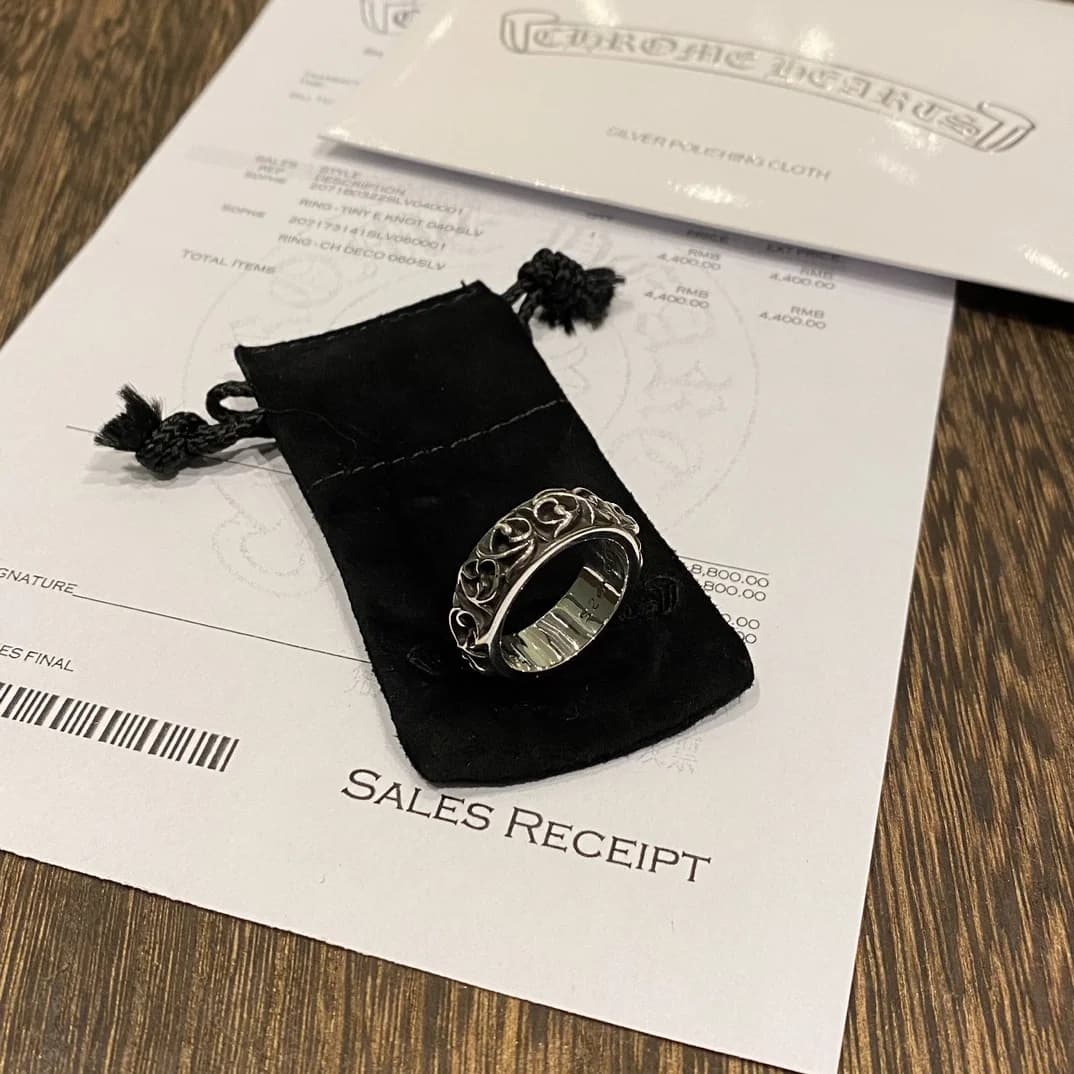 Серебряное кольцо Chrome Hearts Vine под углом на фирменном замшевом чехле