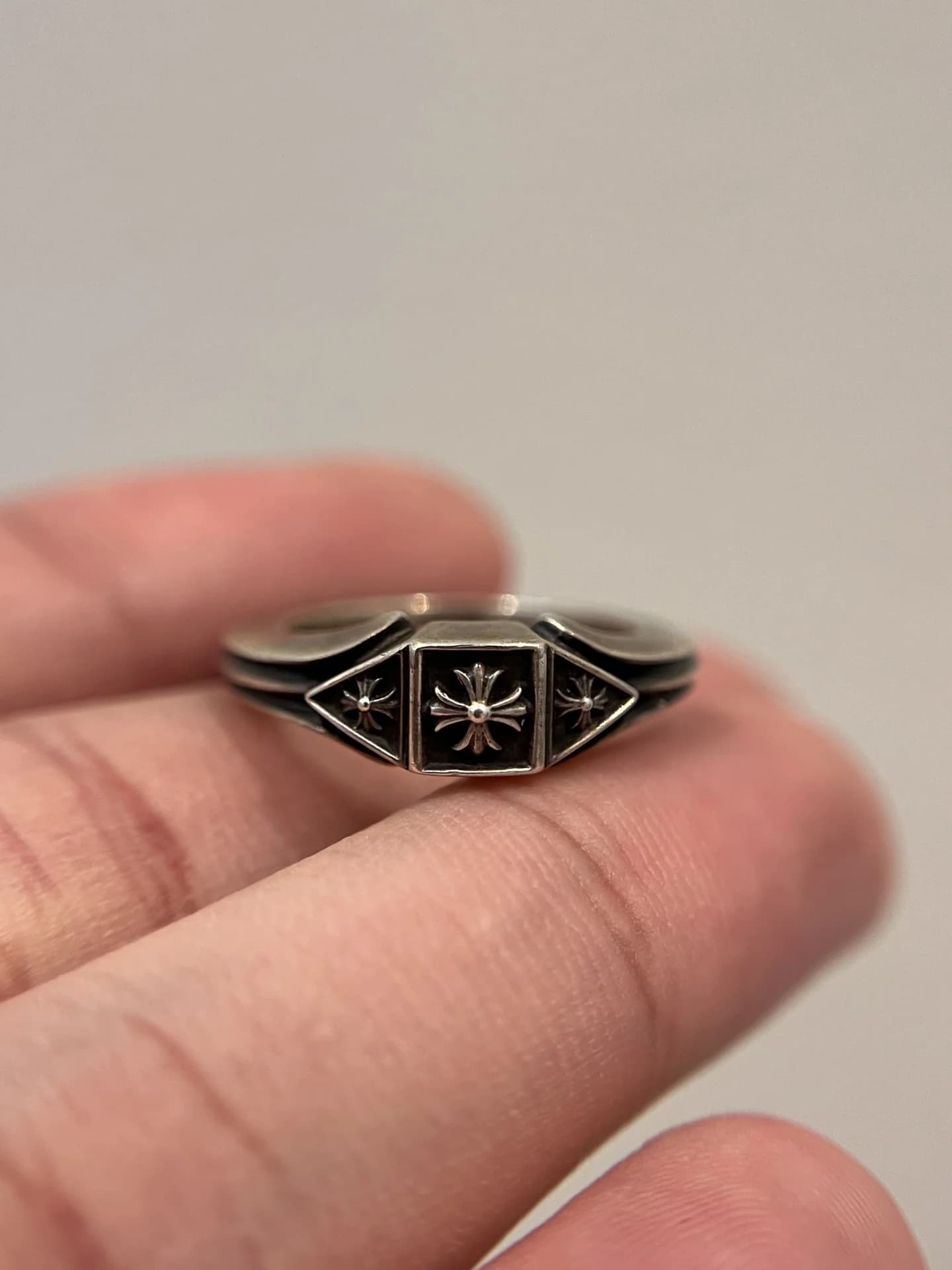 Серебряное кольцо Chrome Hearts с крестом, вид спереди