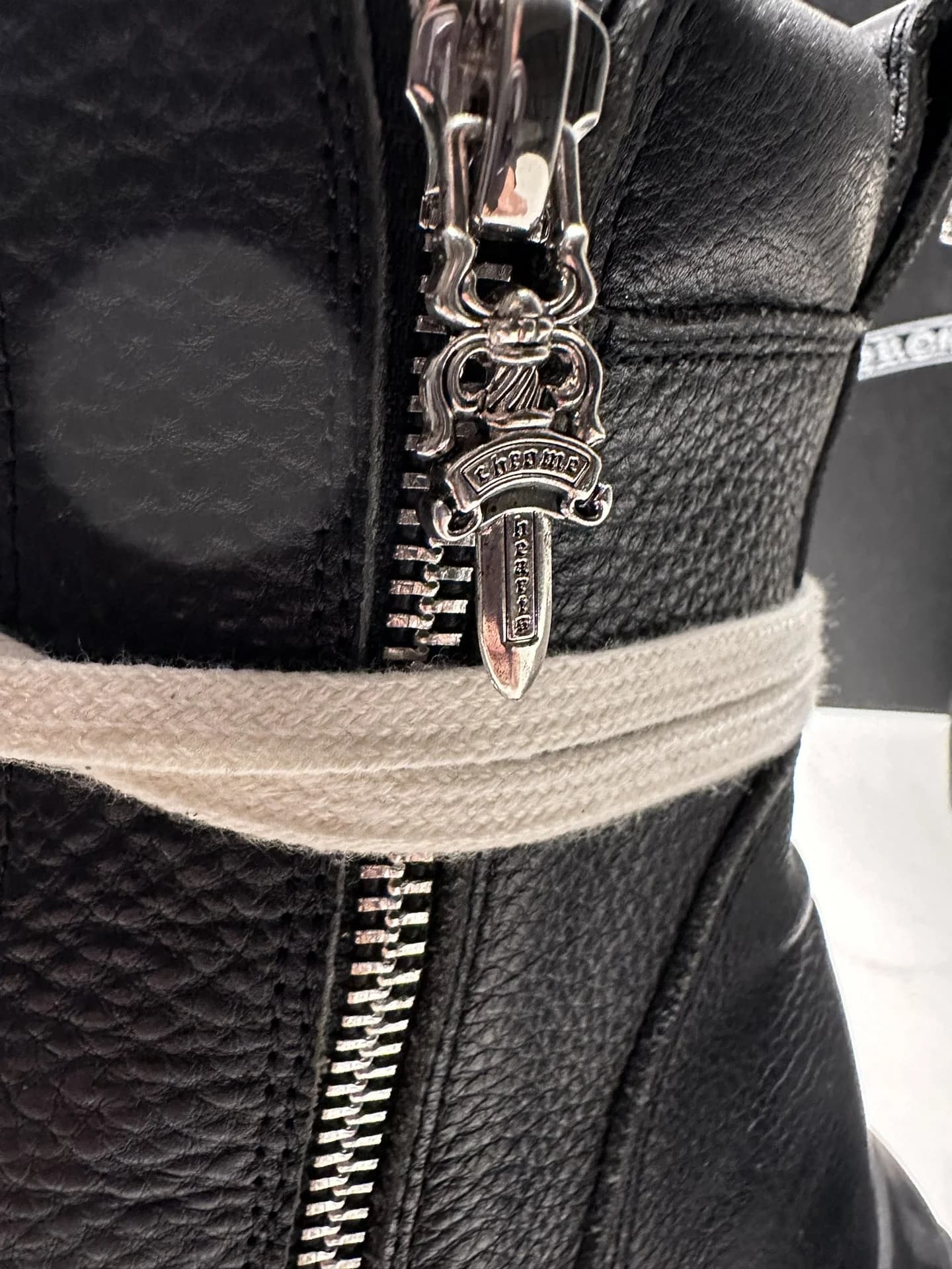 Металлическая молния с бегунком в виде кинжала на ботинках Chrome Hearts x Rick Owens Bozo Tractor