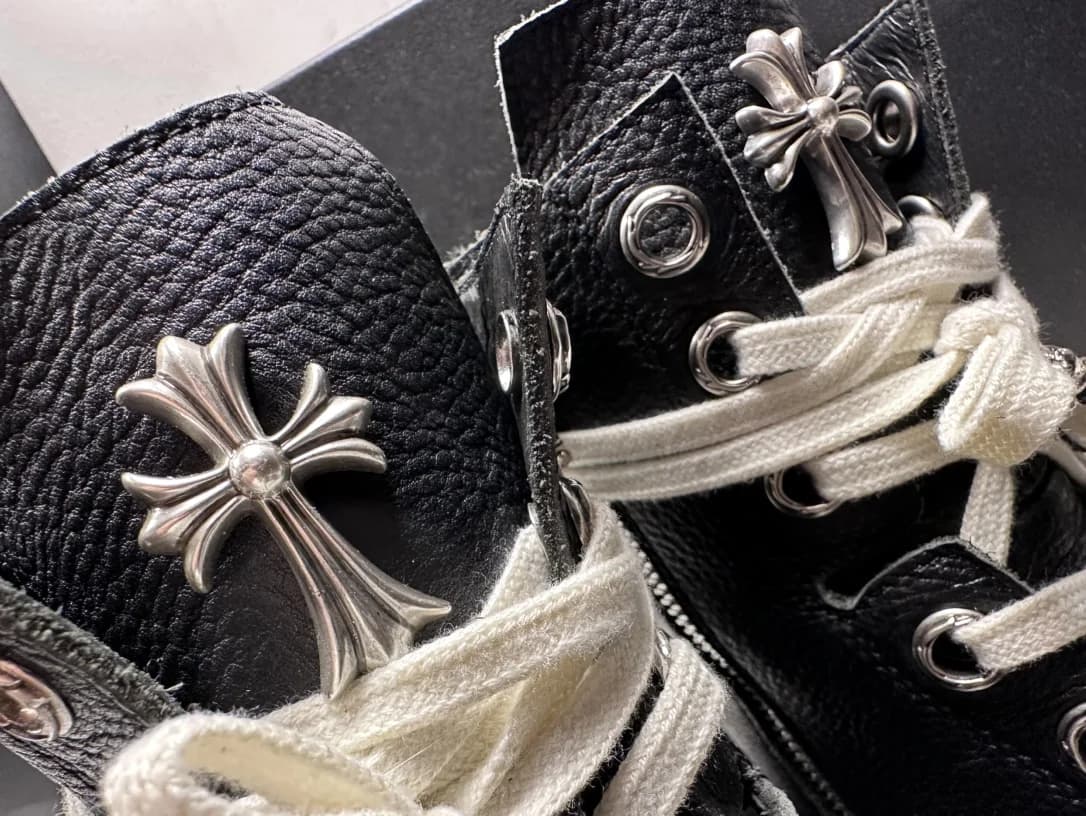 Крупный план серебряных крестов на язычке ботинок Chrome Hearts x Rick Owens Bozo Tractor