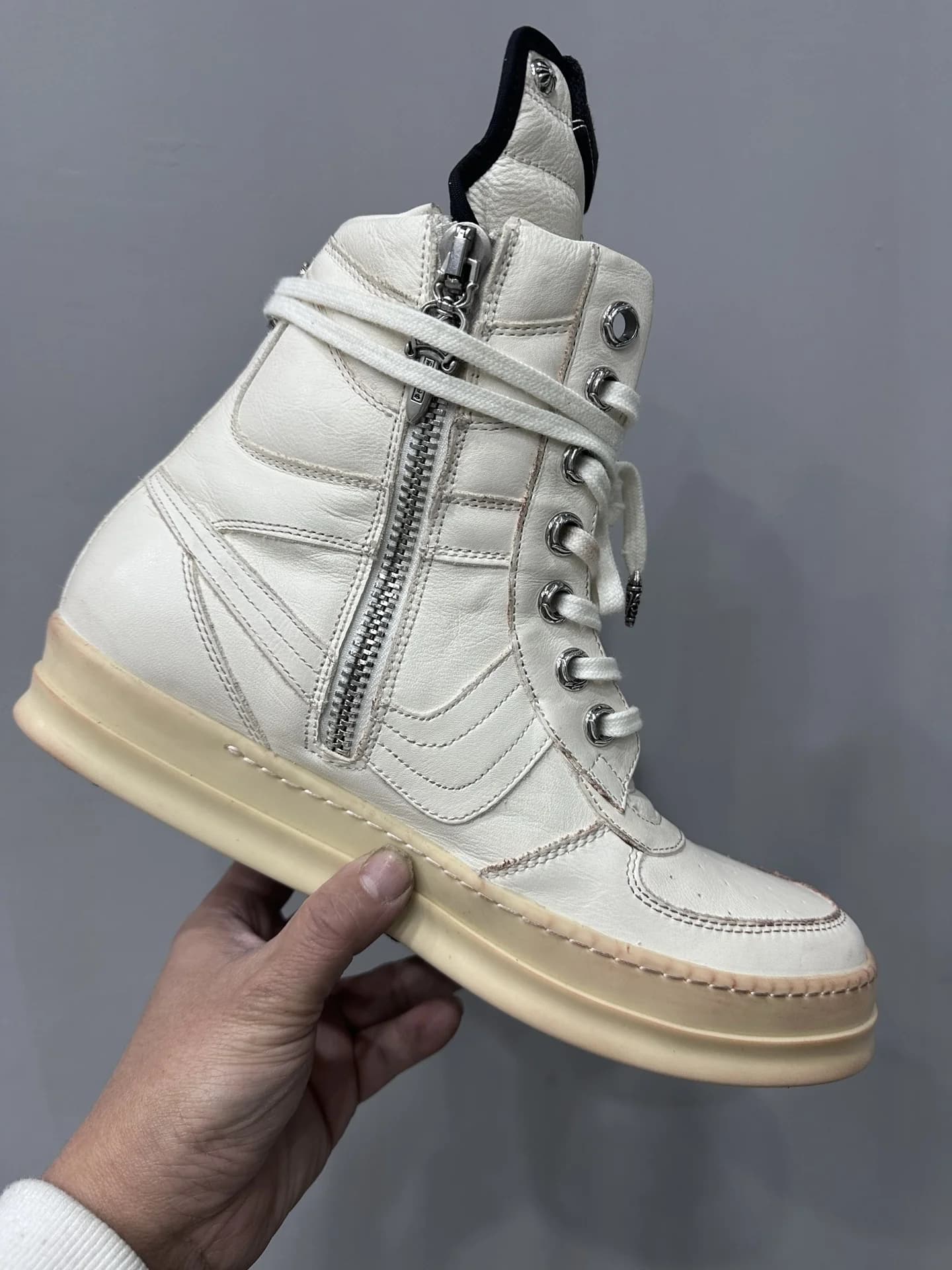 Кожаные кеды Chrome Hearts x Rick Owens Geobasket белого цвета, вид сбоку