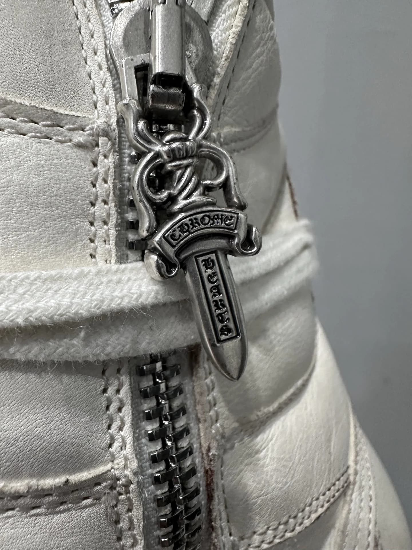 Застежка-молния с серебряным пуллером-кинжалом Chrome Hearts