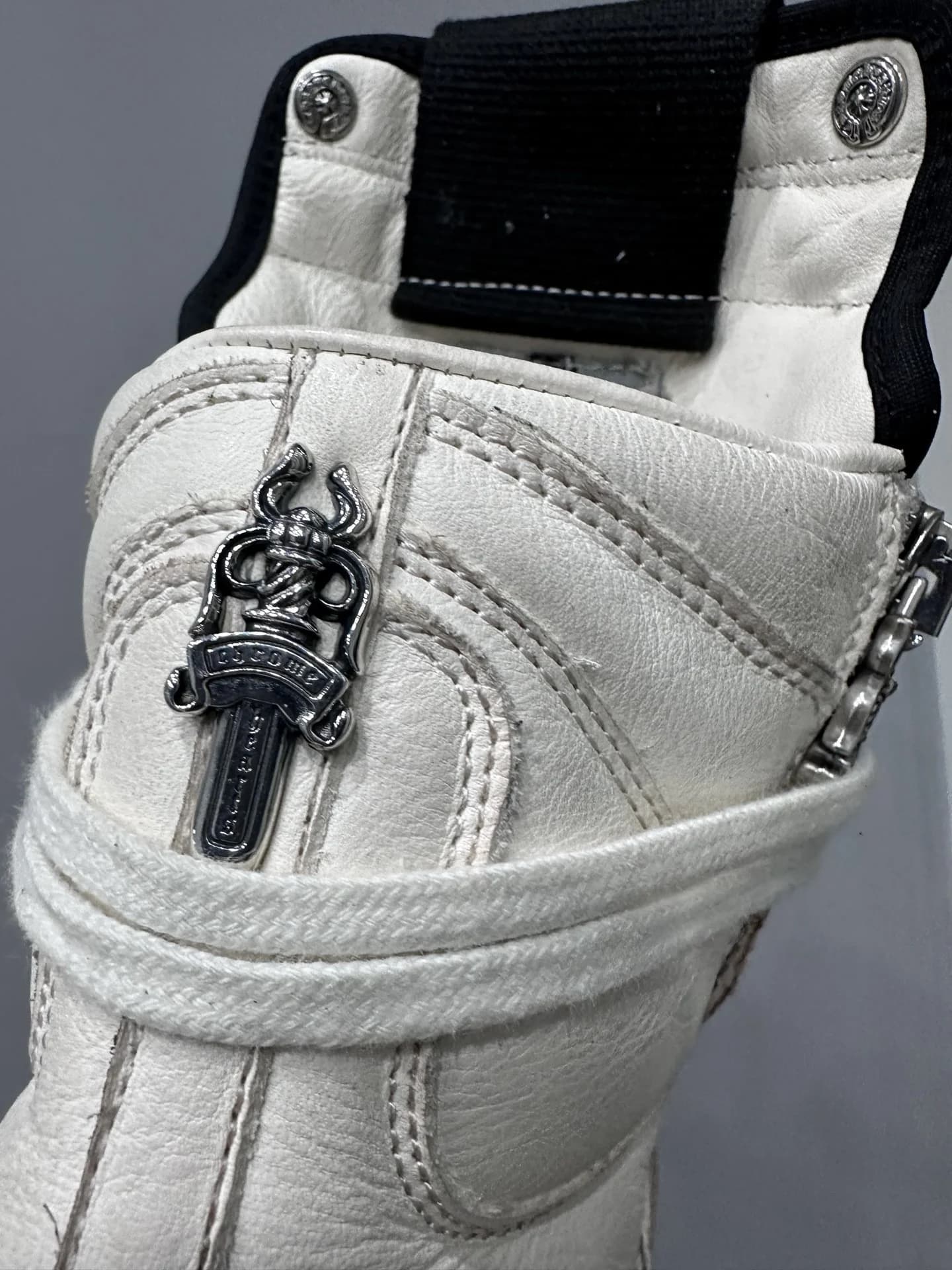 Серебряный элемент в виде кинжала на кедах Chrome Hearts x Rick Owens Geobasket