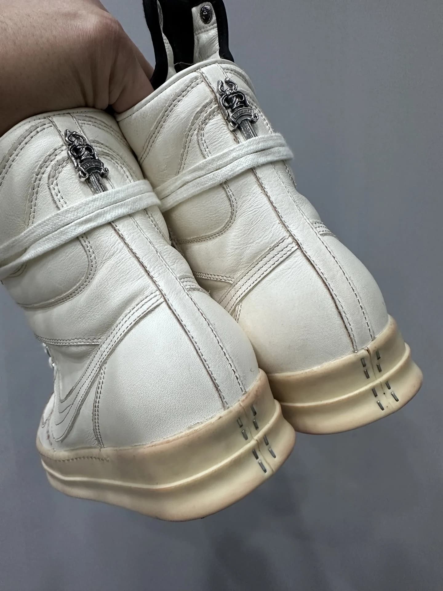 Задняя часть кед Chrome Hearts x Rick Owens Geobasket с серебряными деталями