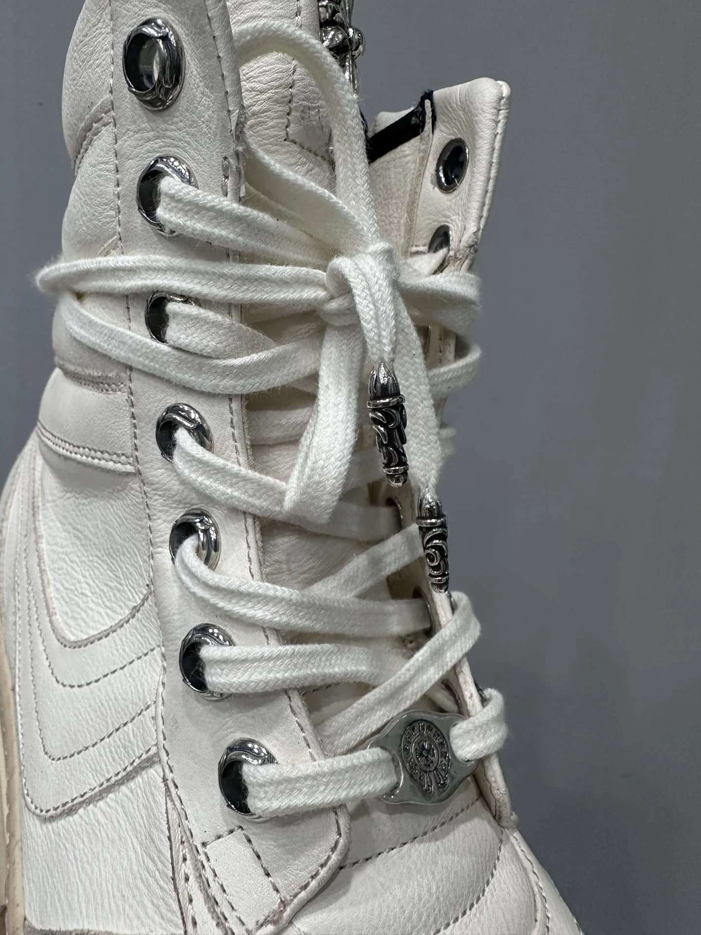 Шнуровка и серебряная фурнитура на кедах Chrome Hearts x Rick Owens Geobasket