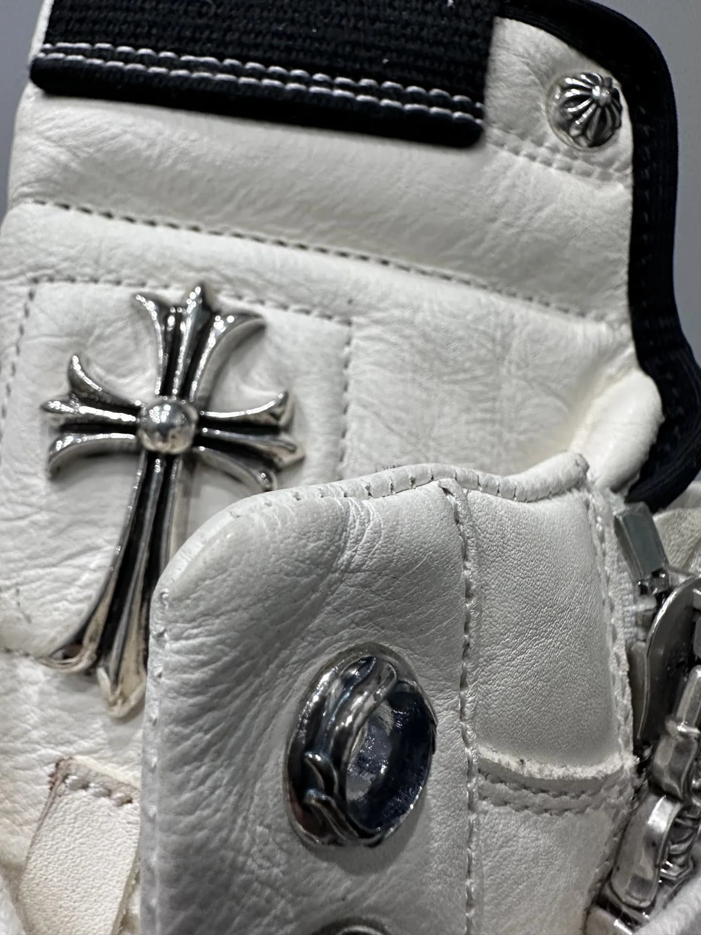 Деталь серебряного креста на язычке кед Chrome Hearts x Rick Owens Geobasket