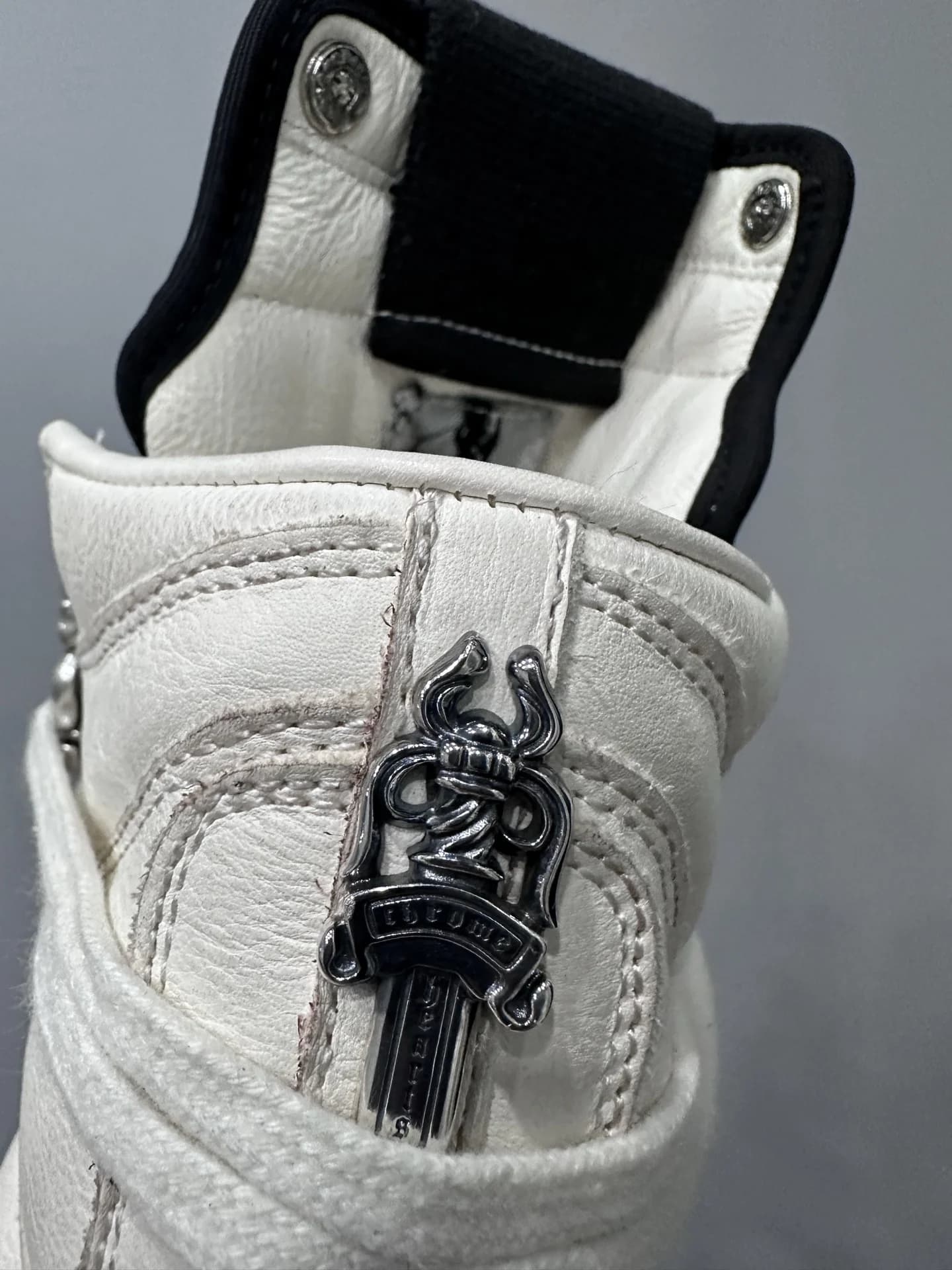 Серебряный пуллер в виде кинжала на заднике кед Chrome Hearts x Rick Owens Geobasket