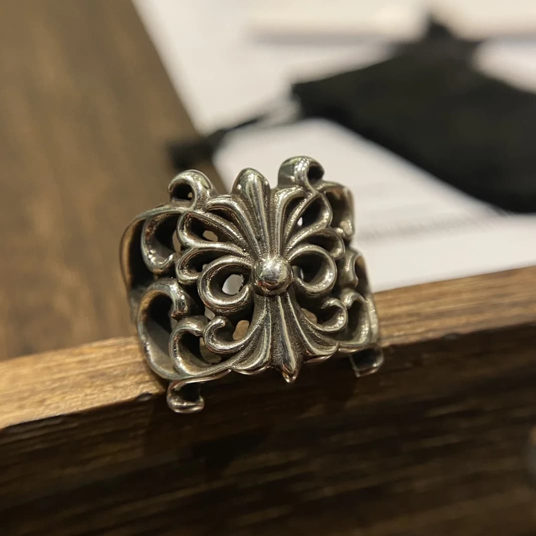 Серебряное кольцо Chrome Hearts с ажурным готическим узором крупным планом спереди