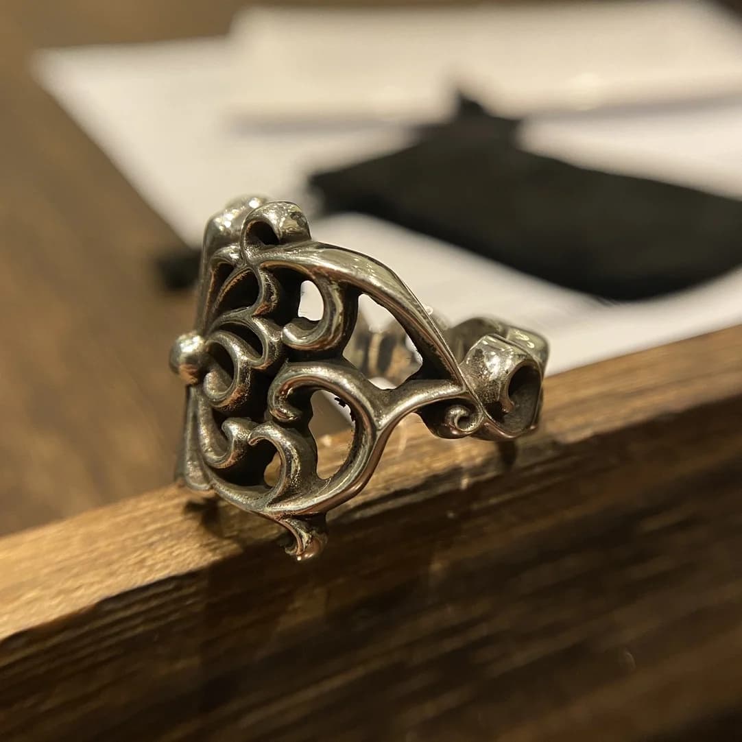 Боковая сторона массивного резного кольца Chrome Hearts из серебра