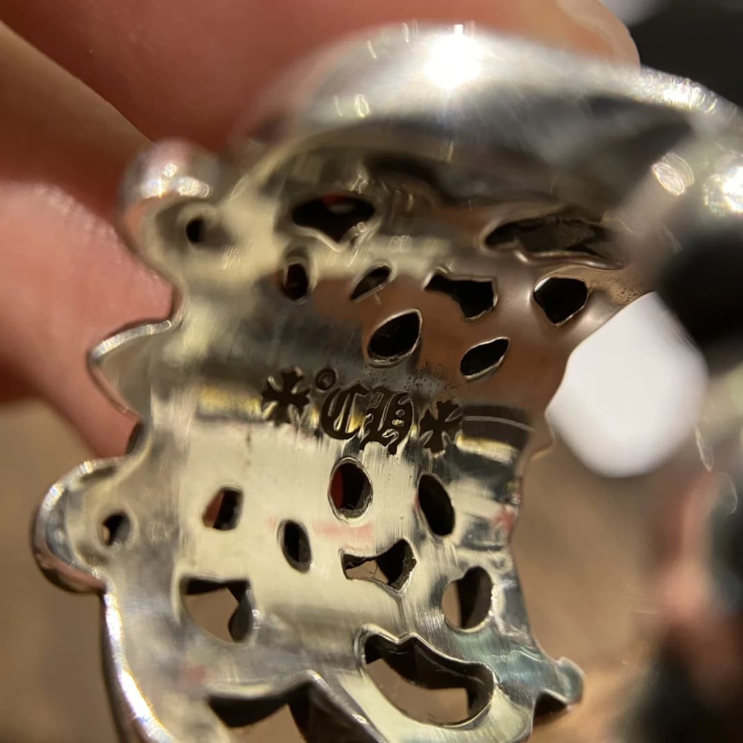 Внутренняя сторона кольца с фирменной гравировкой Chrome Hearts