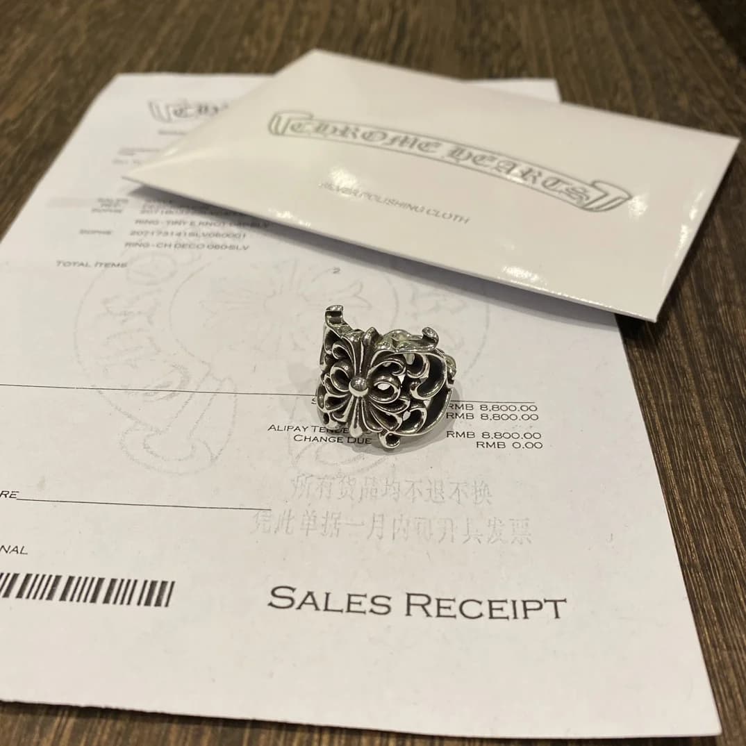 Кольцо Chrome Hearts на фоне чека и фирменного конверта