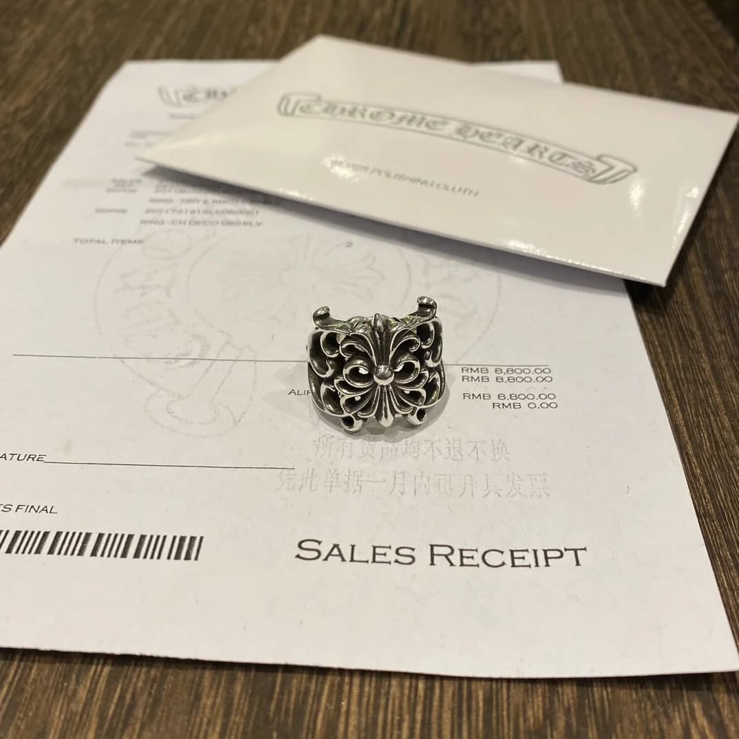 Вид сверху на кольцо Chrome Hearts на документах покупки