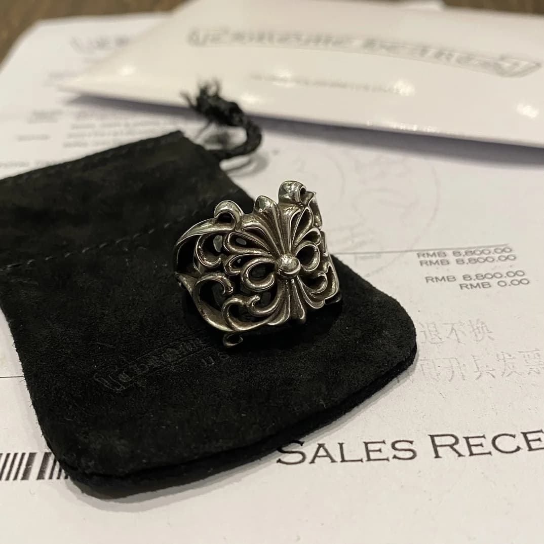 Серебряное кольцо Chrome Hearts на черном замшевом чехле