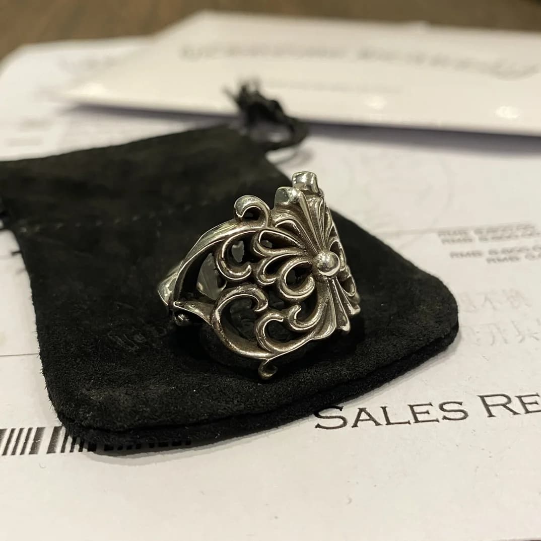 Боковой профиль ажурного кольца Chrome Hearts на черном замшевом пыльнике