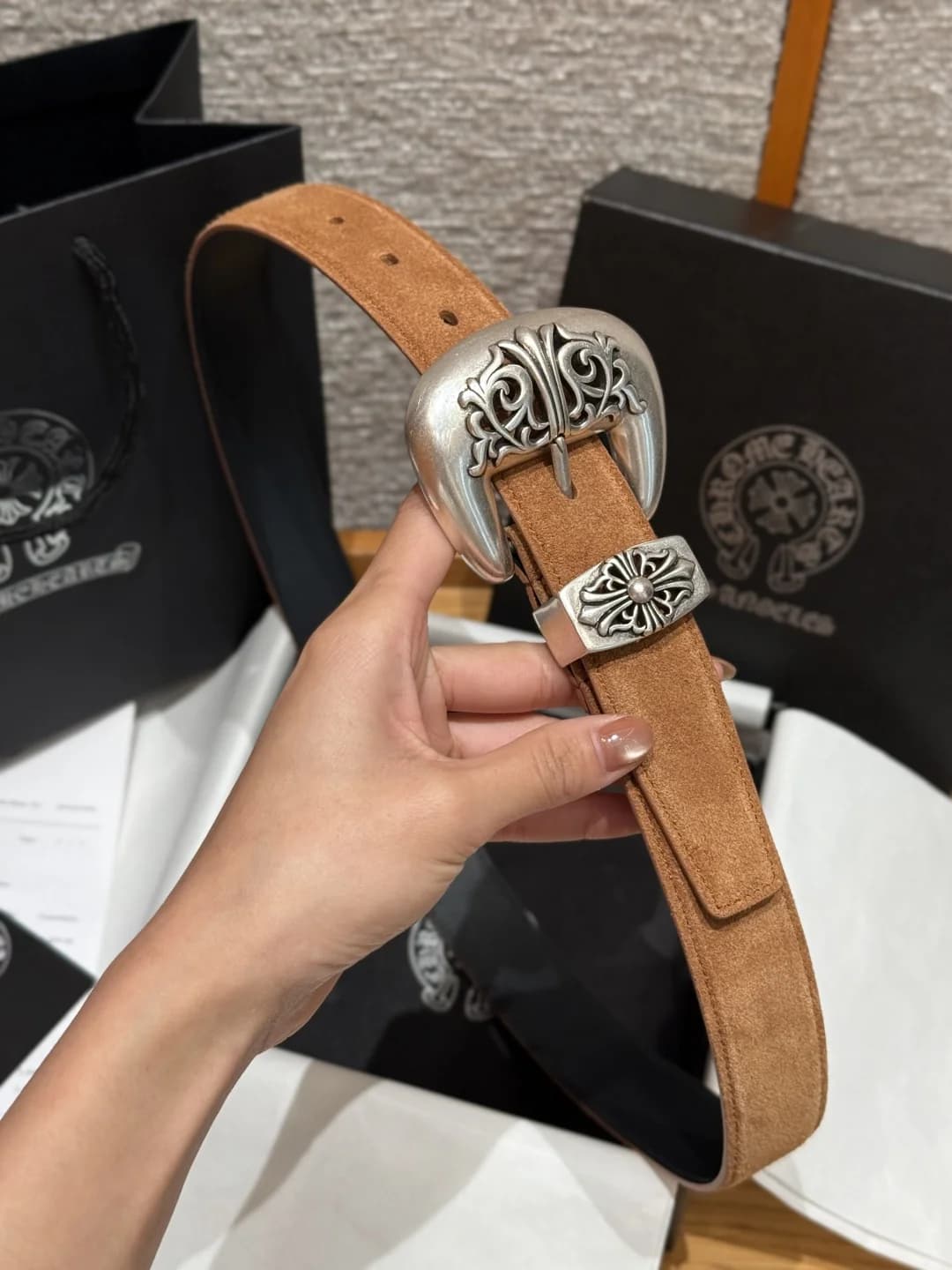 Мужской ремень Chrome Hearts из коричневой замши с резной пряжкой