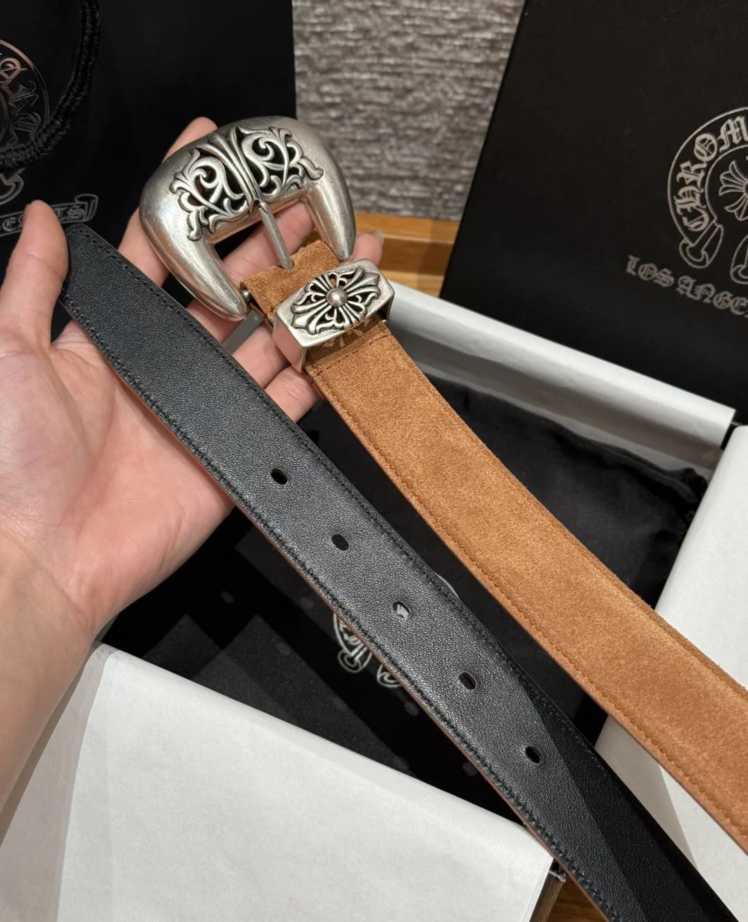 Внешняя замшевая и внутренняя гладкая кожаная сторона ремня Chrome Hearts